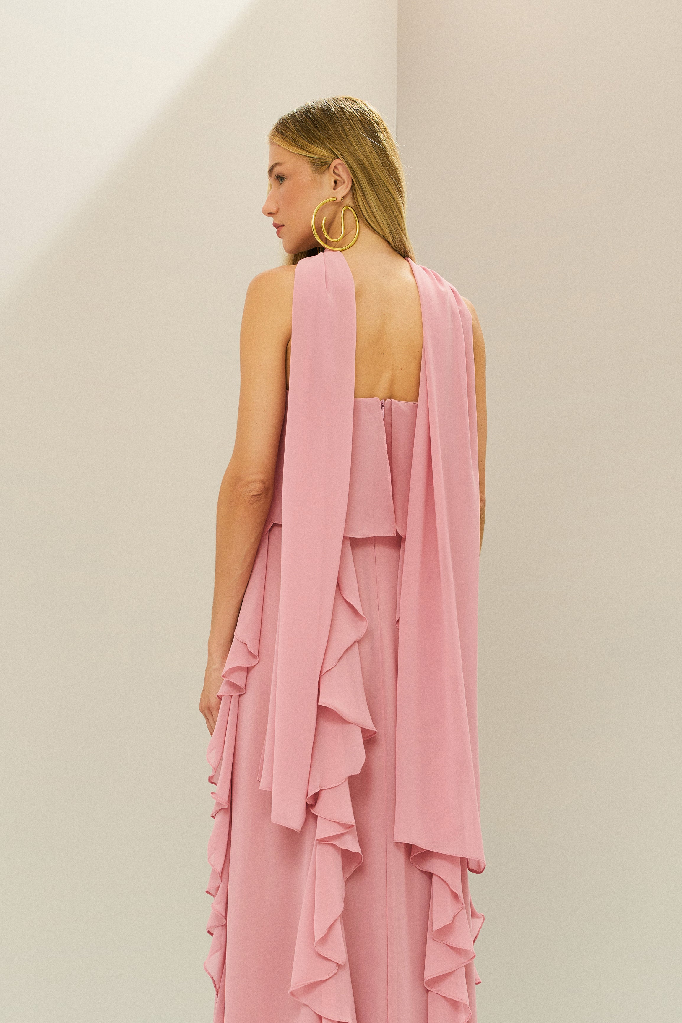 Vestido Longo em Chiffon com Decote Reto, Babados na Saia e Echarpe - Catalunha Rosa Claro