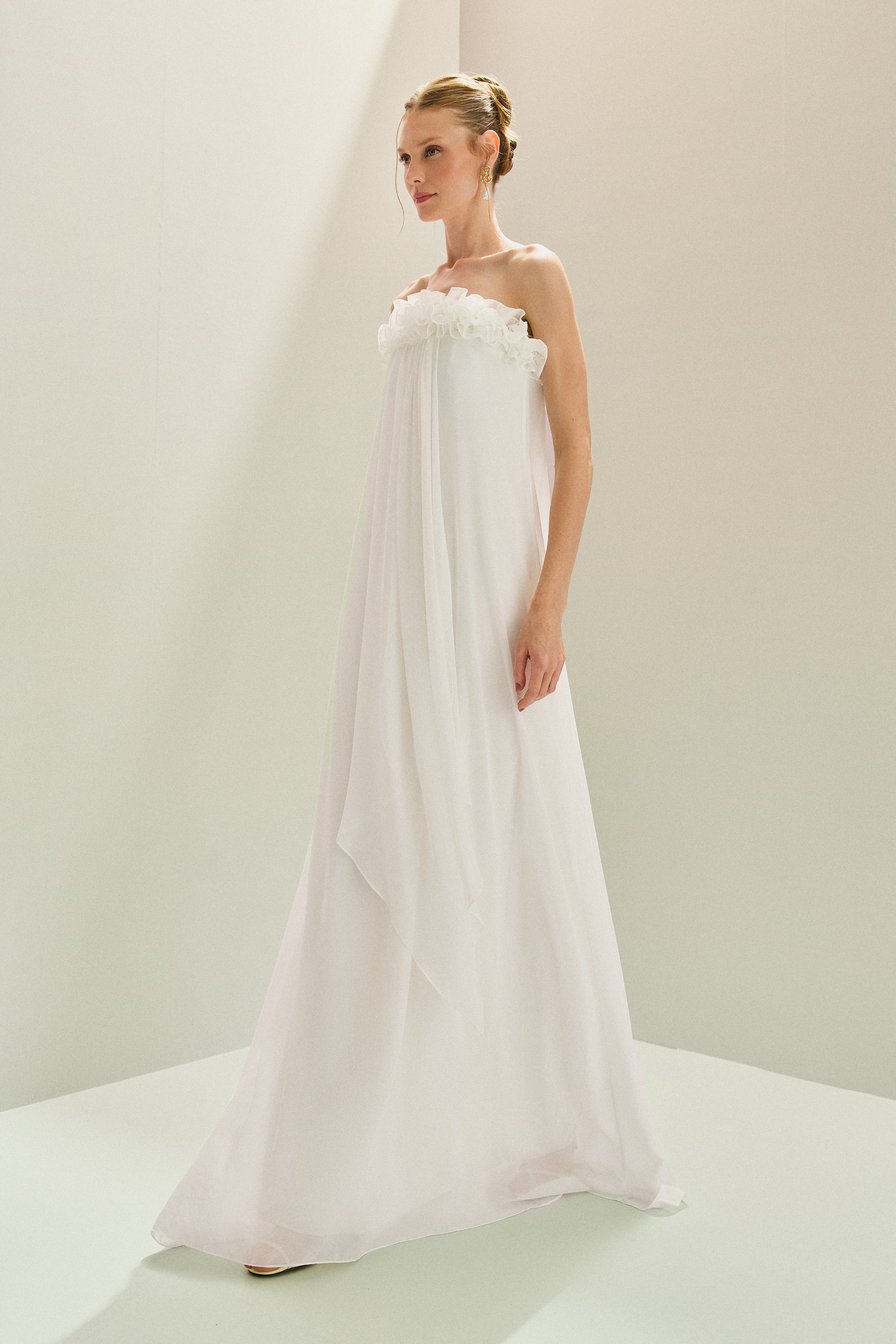 Vestido Longo em Chiffon com Decote Reto Sem Alças, Babados no Busto e Cauda Frontal - Armênia Off White