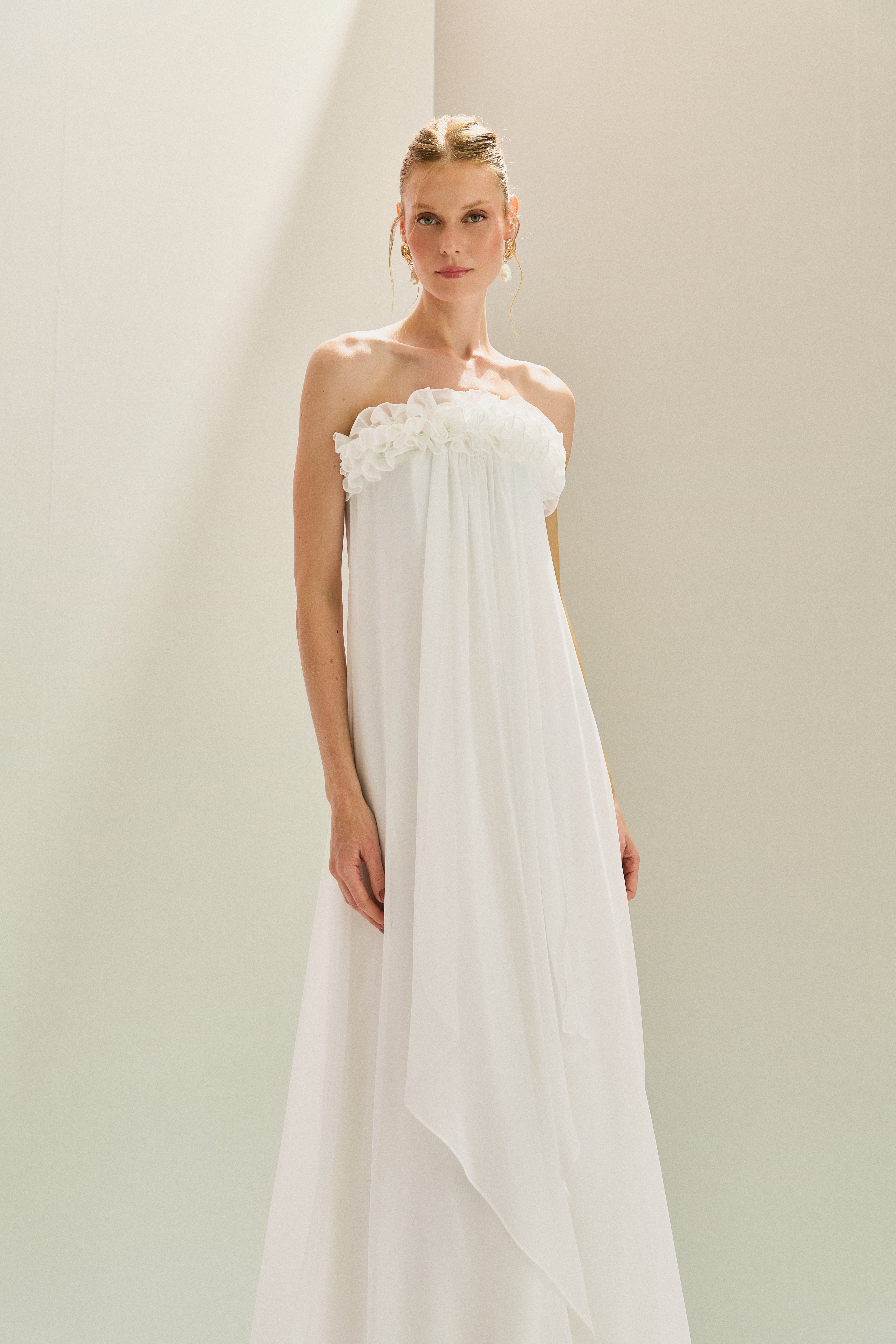 Vestido Longo em Chiffon com Decote Reto Sem Alças, Babados no Busto e Cauda Frontal - Armênia Off White