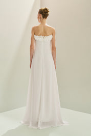 Vestido Longo em Chiffon com Decote Reto Sem Alças, Babados no Busto e Cauda Frontal - Armênia Off White