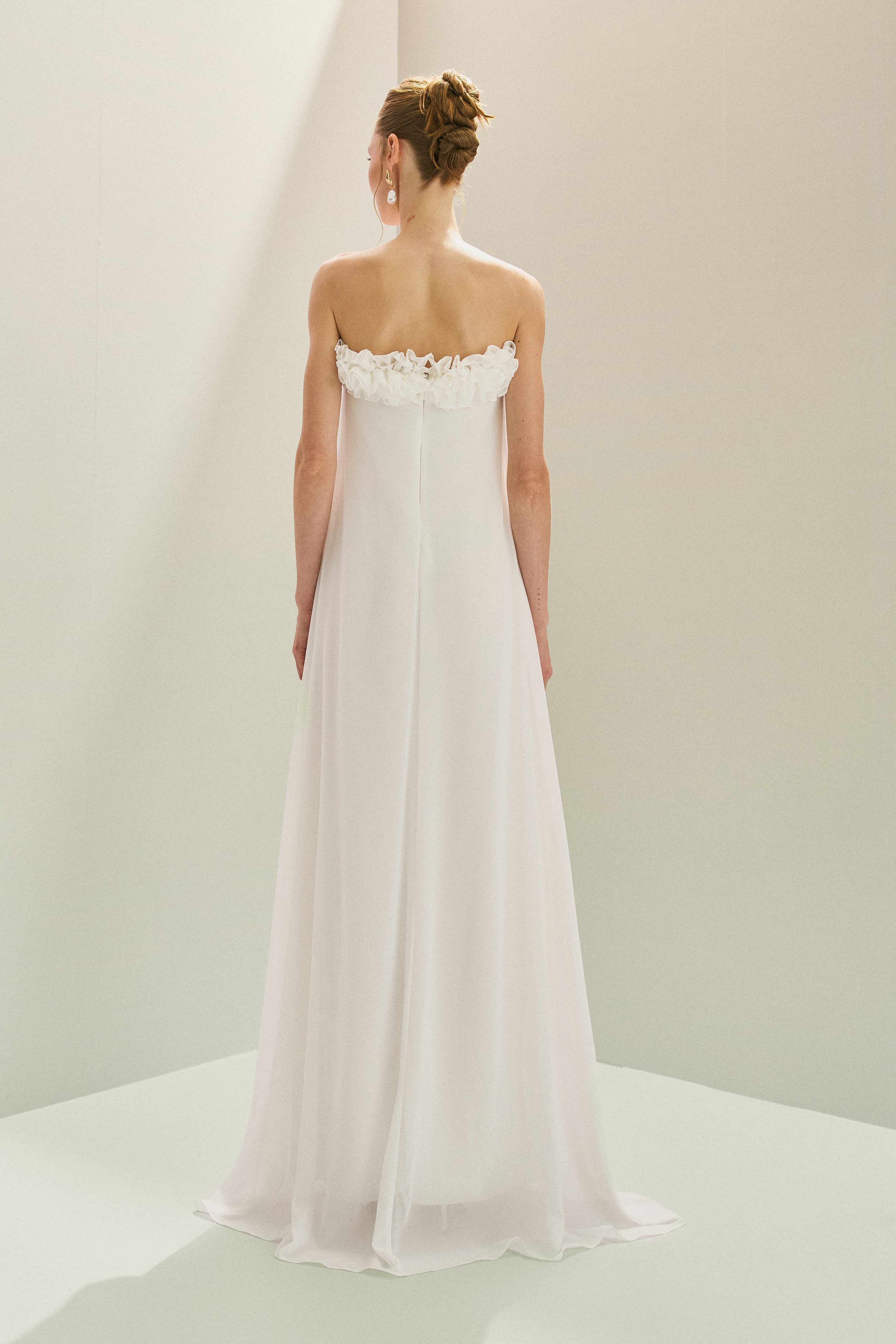 Vestido Longo em Chiffon com Decote Reto Sem Alças, Babados no Busto e Cauda Frontal - Armênia Off White