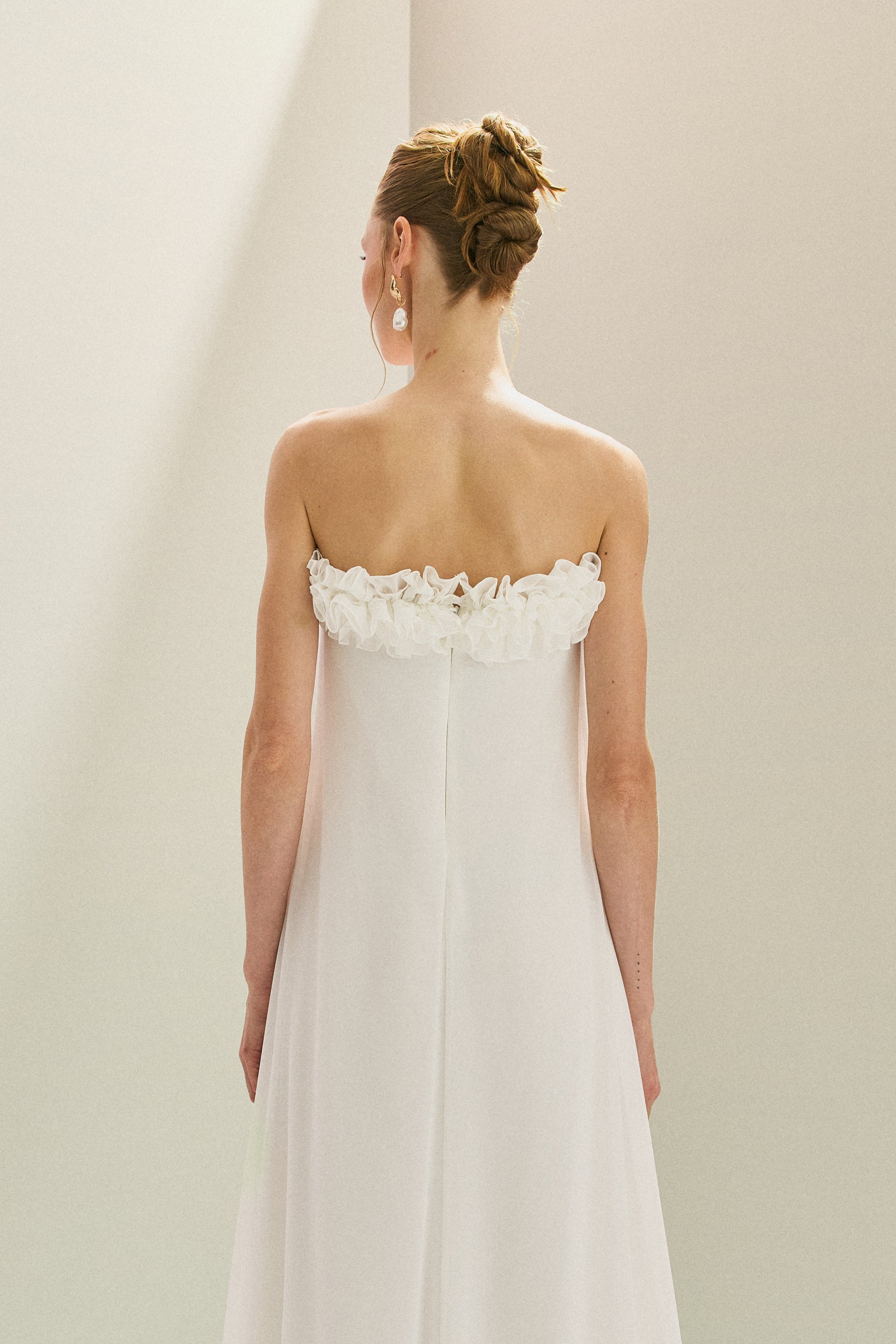 Vestido Longo em Chiffon com Decote Reto Sem Alças, Babados no Busto e Cauda Frontal - Armênia Off White
