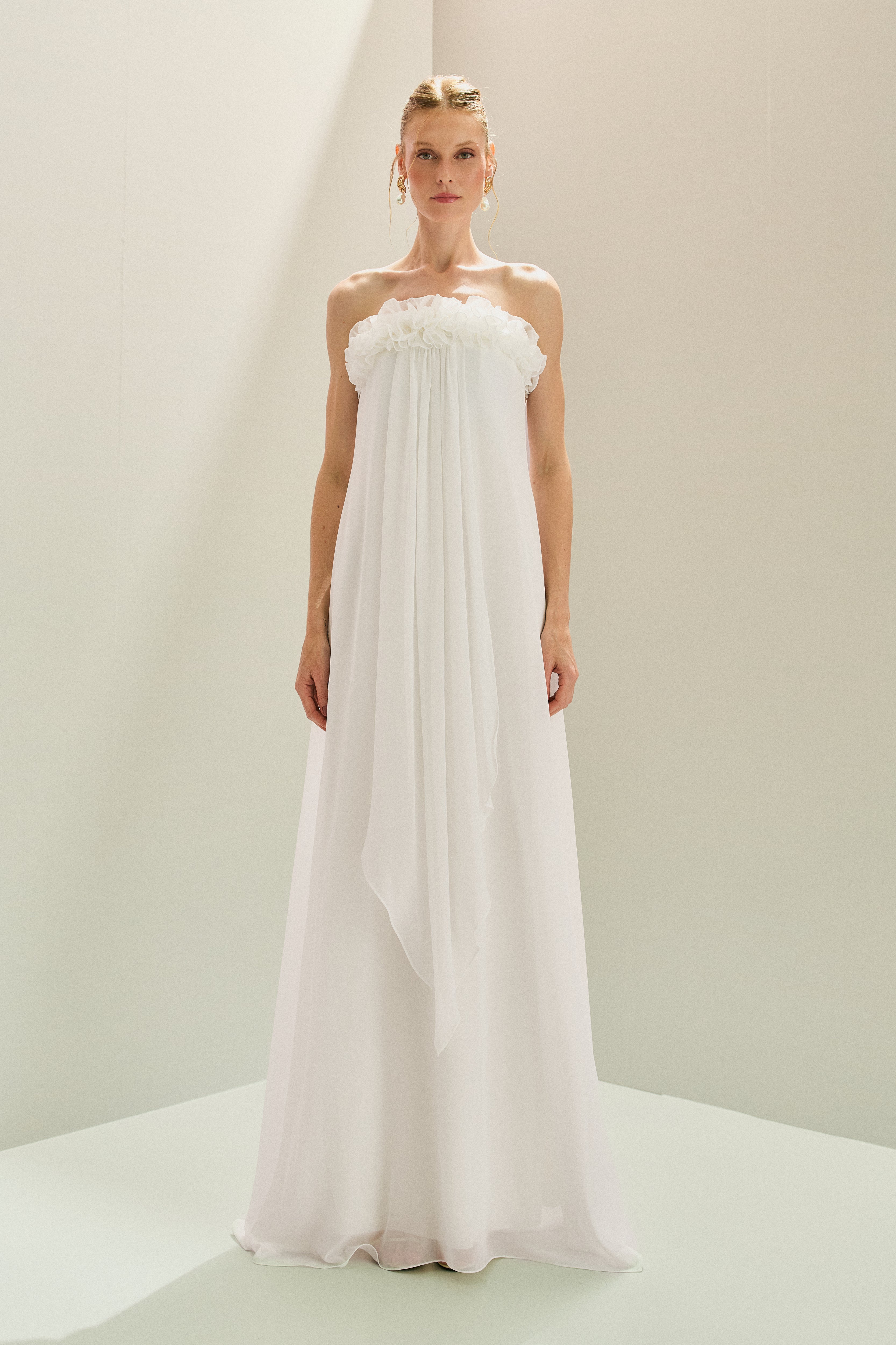 Vestido Longo em Chiffon com Decote Reto Sem Alças, Babados no Busto e Cauda Frontal - Armênia Off White