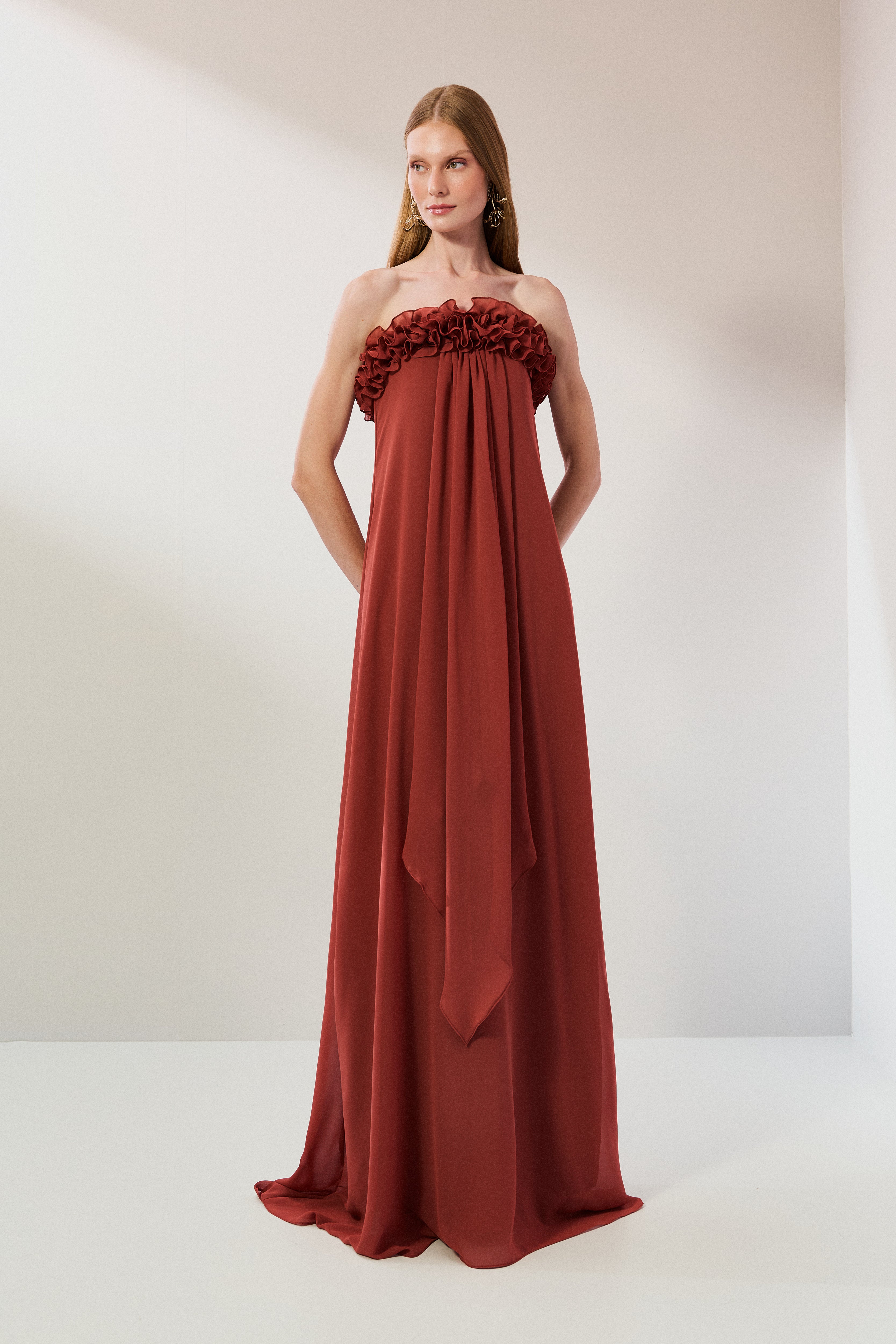 Vestido_Longo_em_Chiffon_com_Decote_Reto_Sem_Alcas_Babados_no_Busto_e_Cauda_Frontal_Armenia_Terracota2.jpg