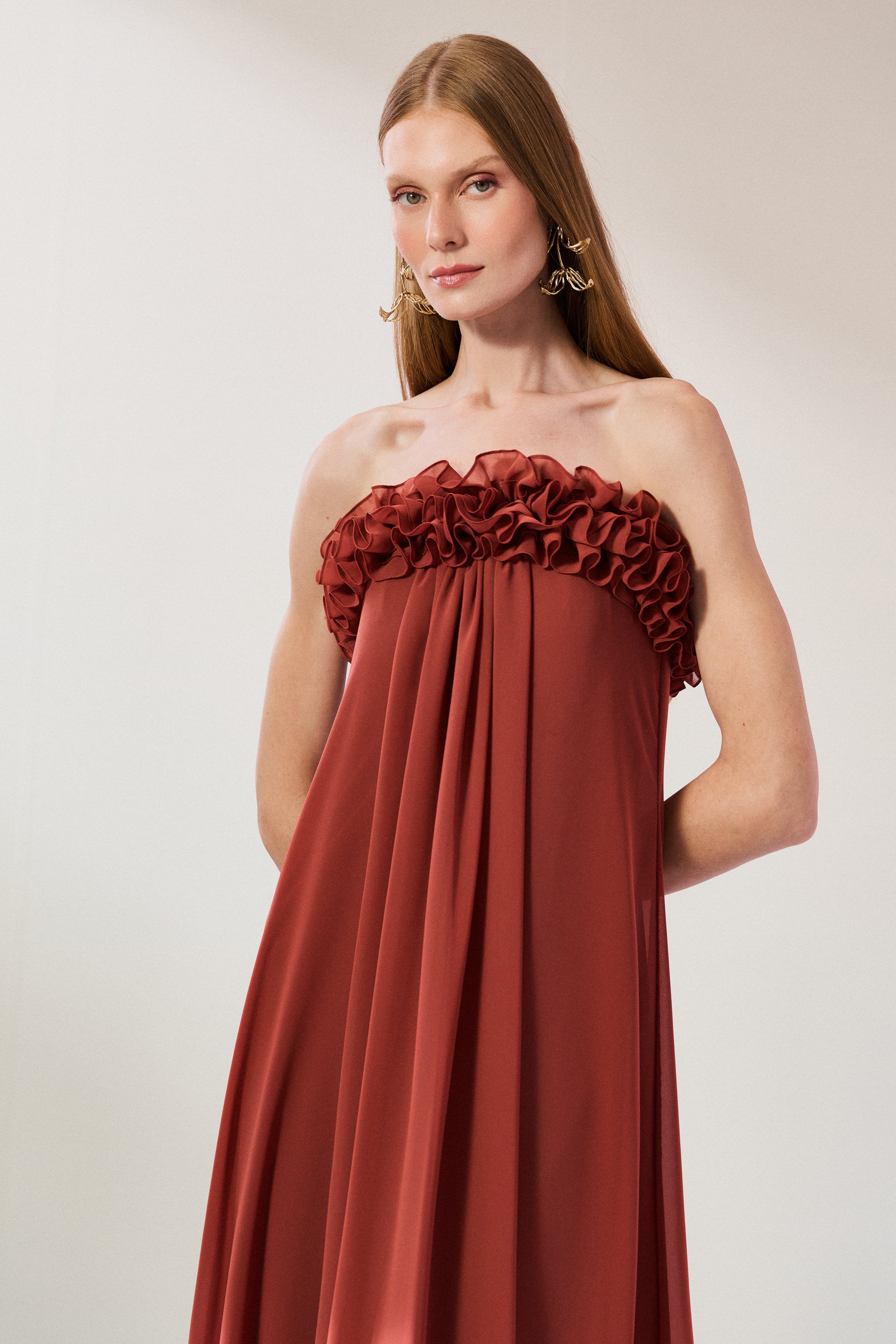 Vestido_Longo_em_Chiffon_com_Decote_Reto_Sem_Alcas_Babados_no_Busto_e_Cauda_Frontal_Armenia_Terracota3.jpg