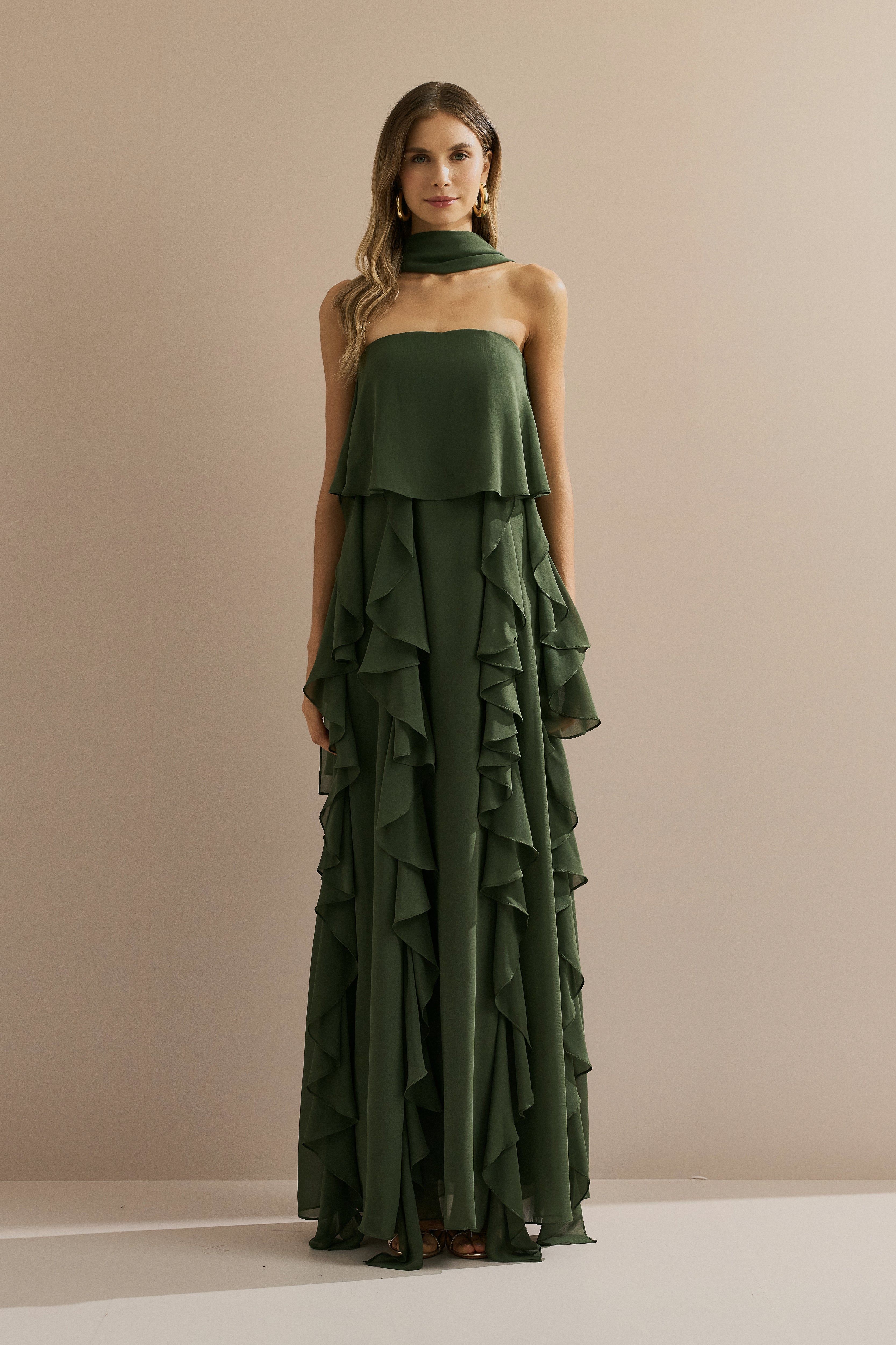 Vestido Longo em Chiffon com Decote Reto, Babados na Saia e Echarpe - Catalunha Verde Oliva