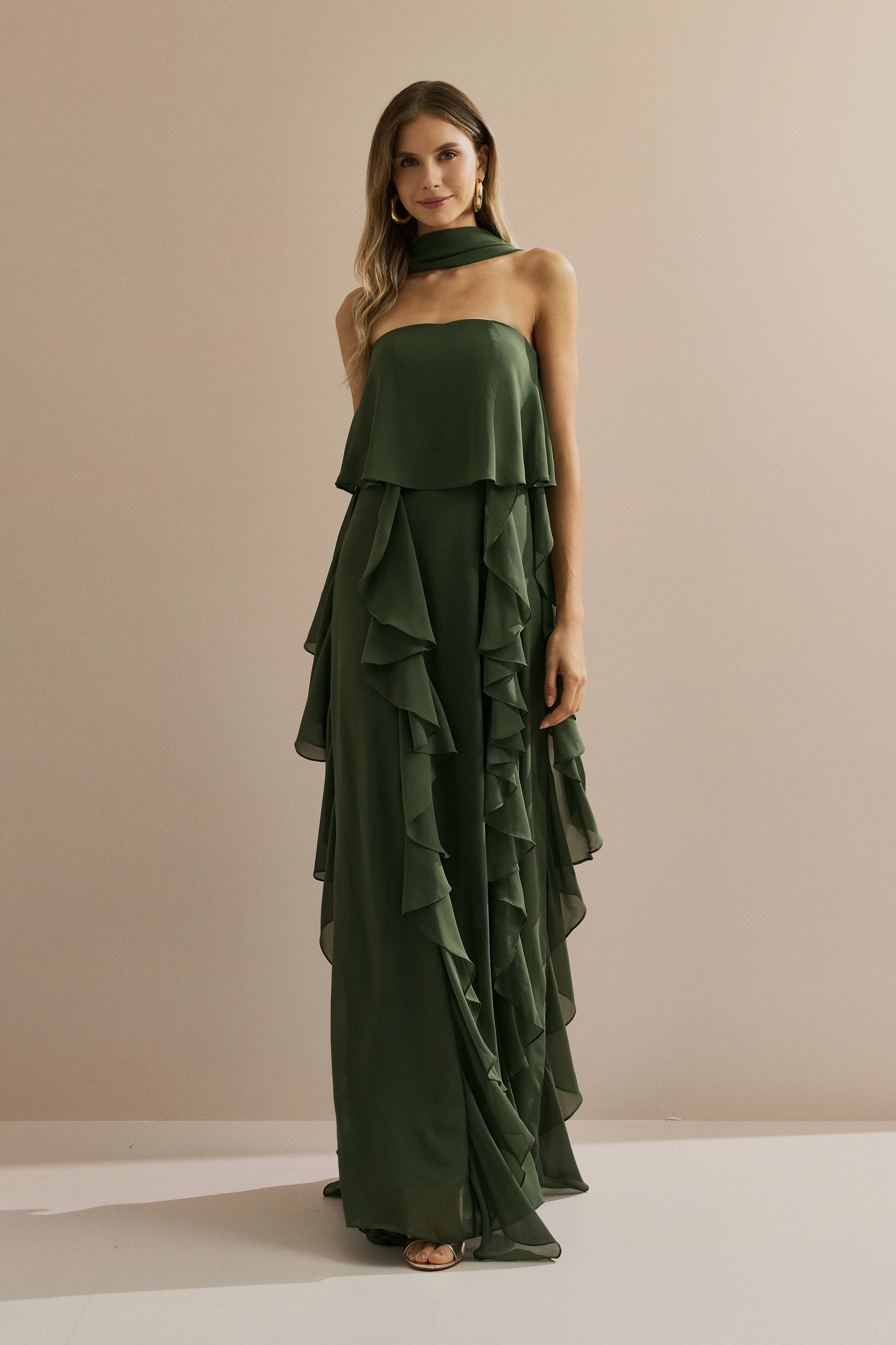 Vestido Longo em Chiffon com Decote Reto, Babados na Saia e Echarpe - Catalunha Verde Oliva