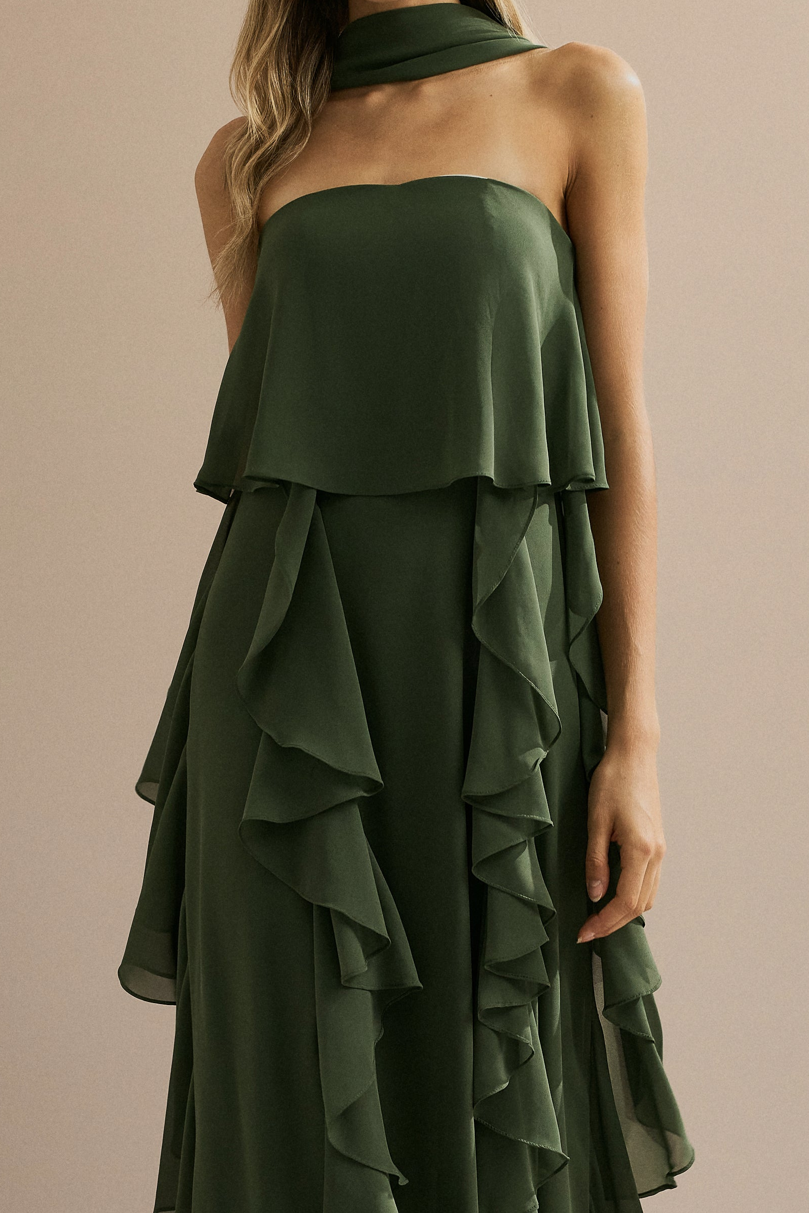 Vestido Longo em Chiffon com Decote Reto, Babados na Saia e Echarpe - Catalunha Verde Oliva