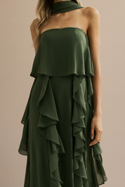 Vestido Longo em Chiffon com Decote Reto, Babados na Saia e Echarpe - Catalunha Verde Oliva