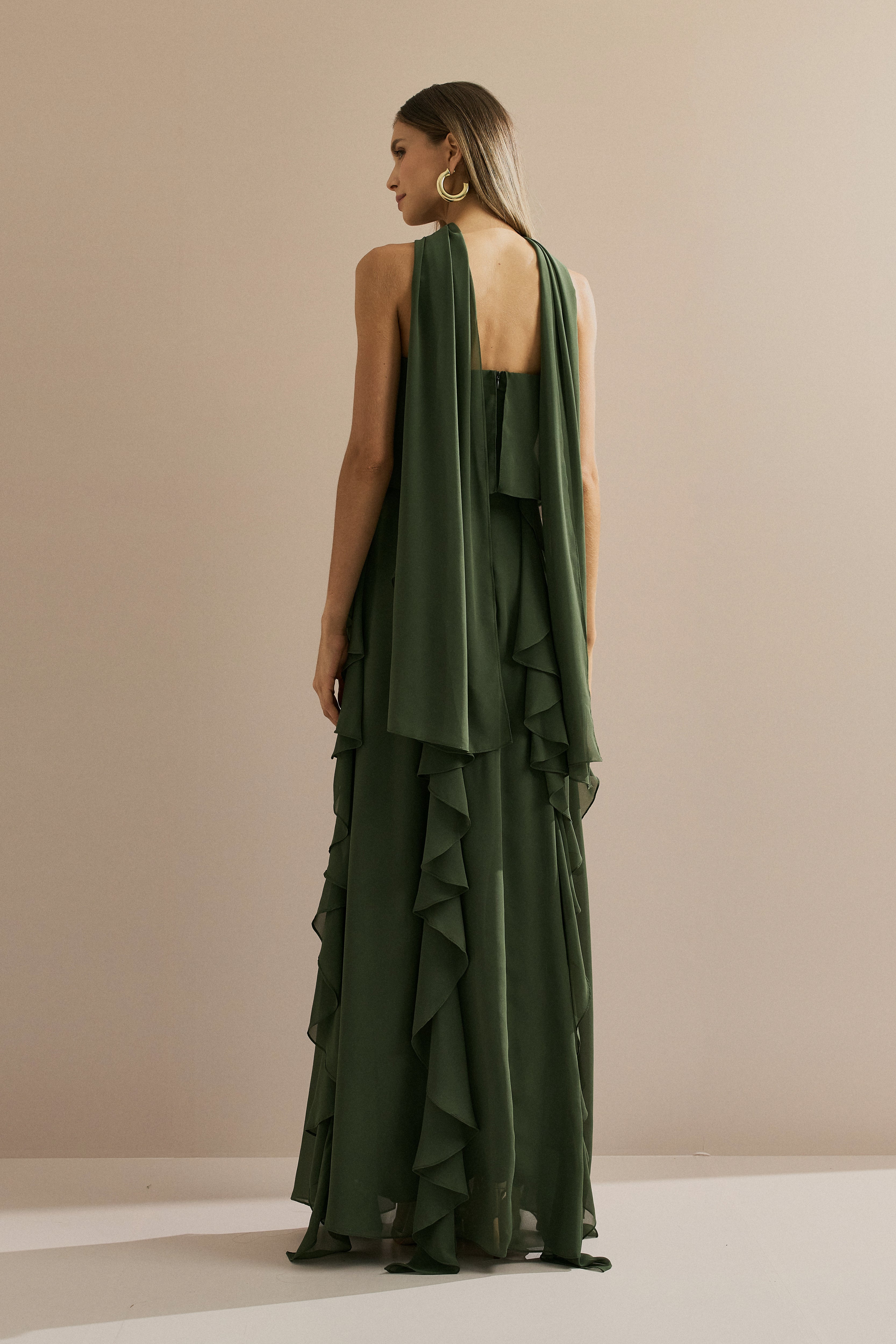 Vestido Longo em Chiffon com Decote Reto, Babados na Saia e Echarpe - Catalunha Verde Oliva