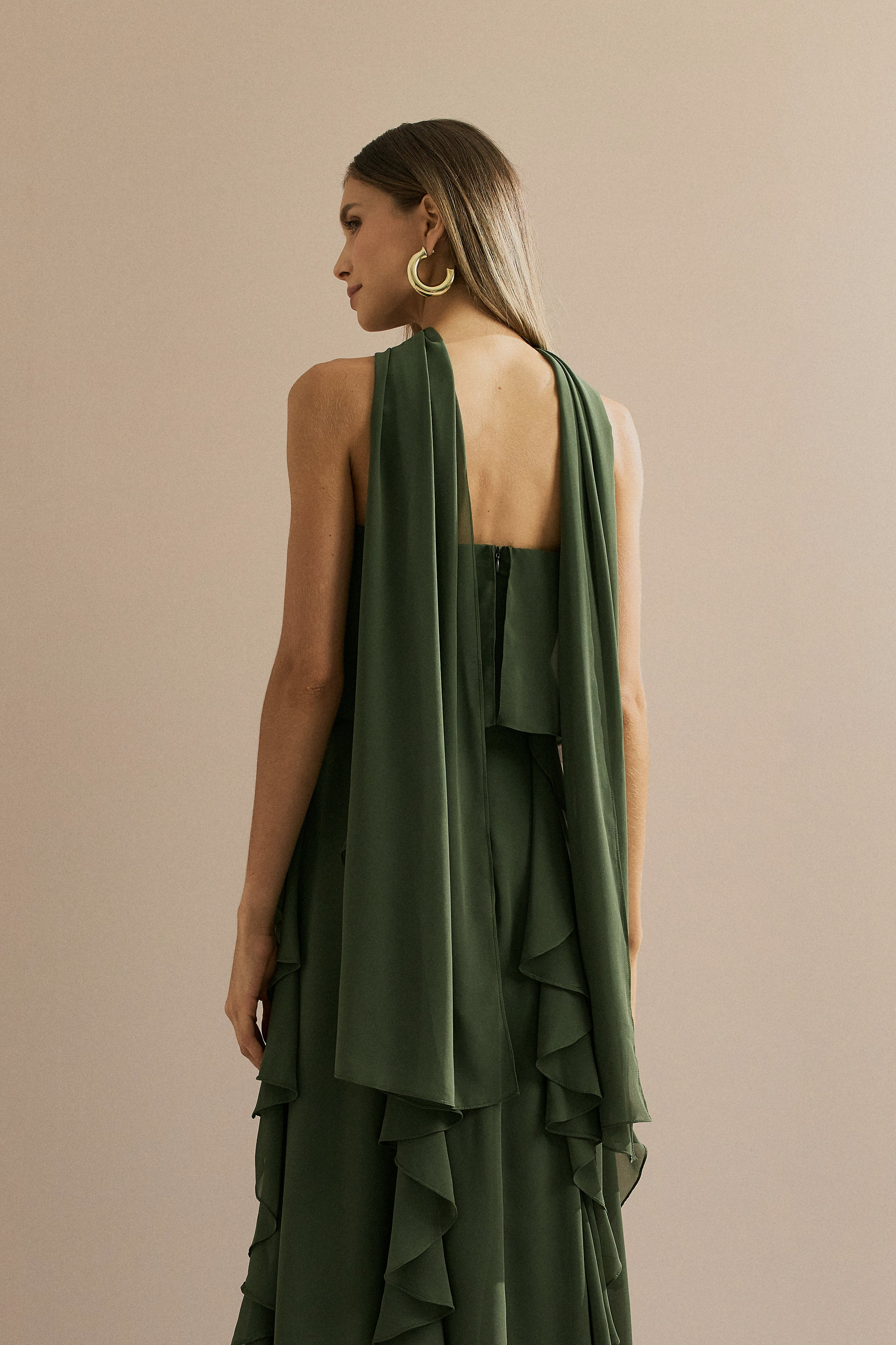 Vestido Longo em Chiffon com Decote Reto, Babados na Saia e Echarpe - Catalunha Verde Oliva