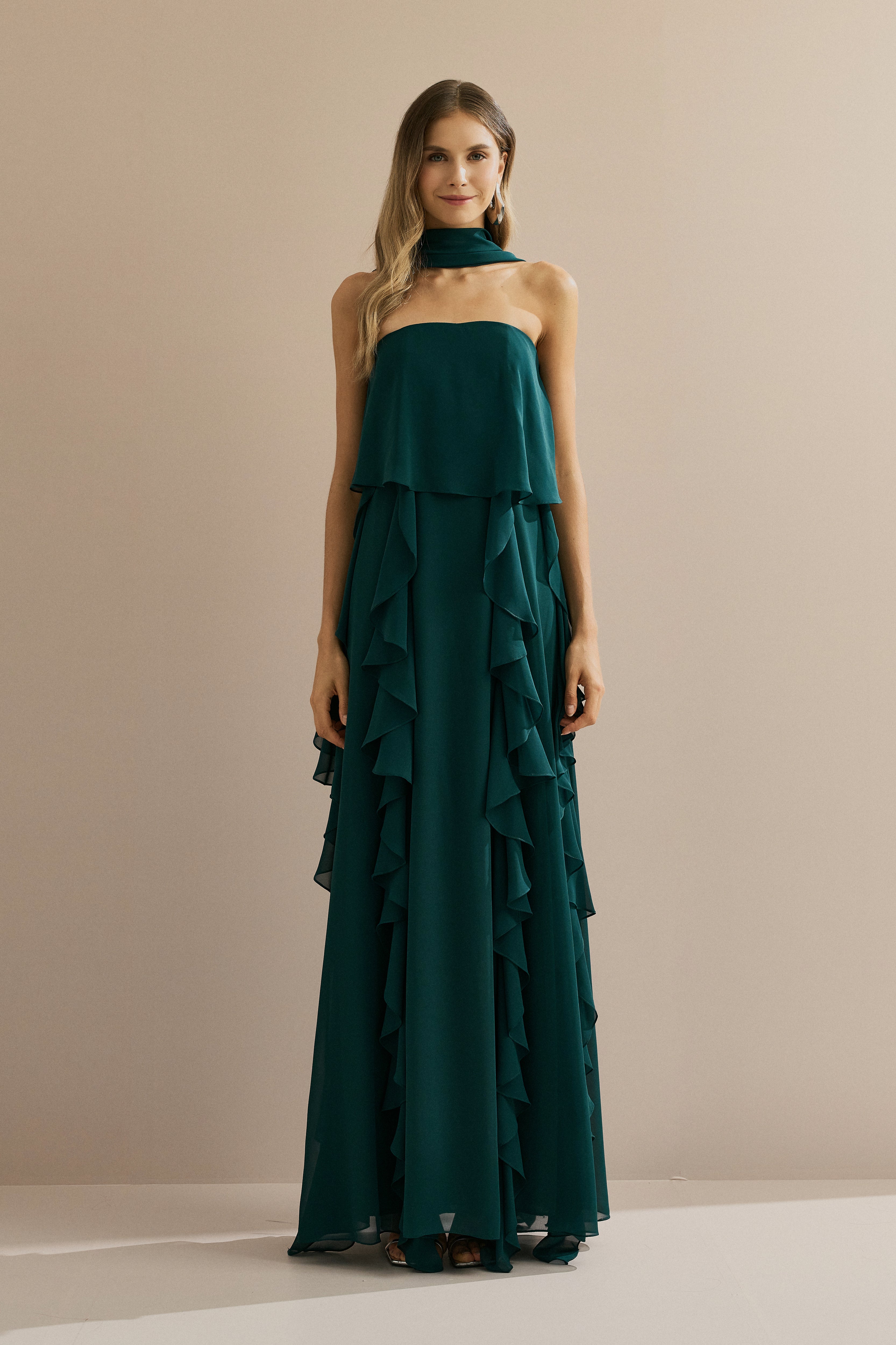 Vestido Longo em Chiffon com Decote Reto, Babados na Saia e Echarpe - Catalunha Verde Petróleo