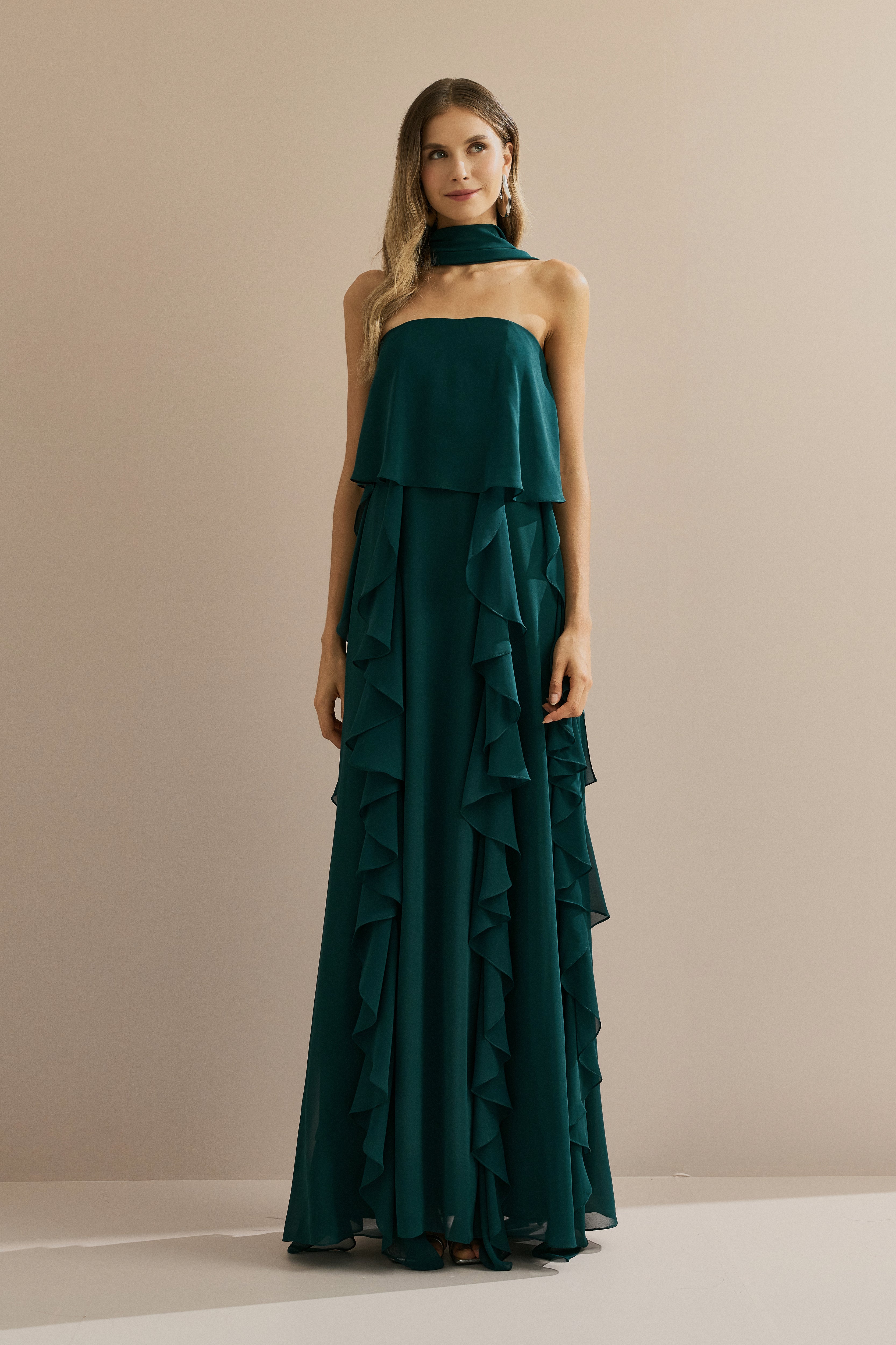 Vestido Longo em Chiffon com Decote Reto, Babados na Saia e Echarpe - Catalunha Verde Petróleo