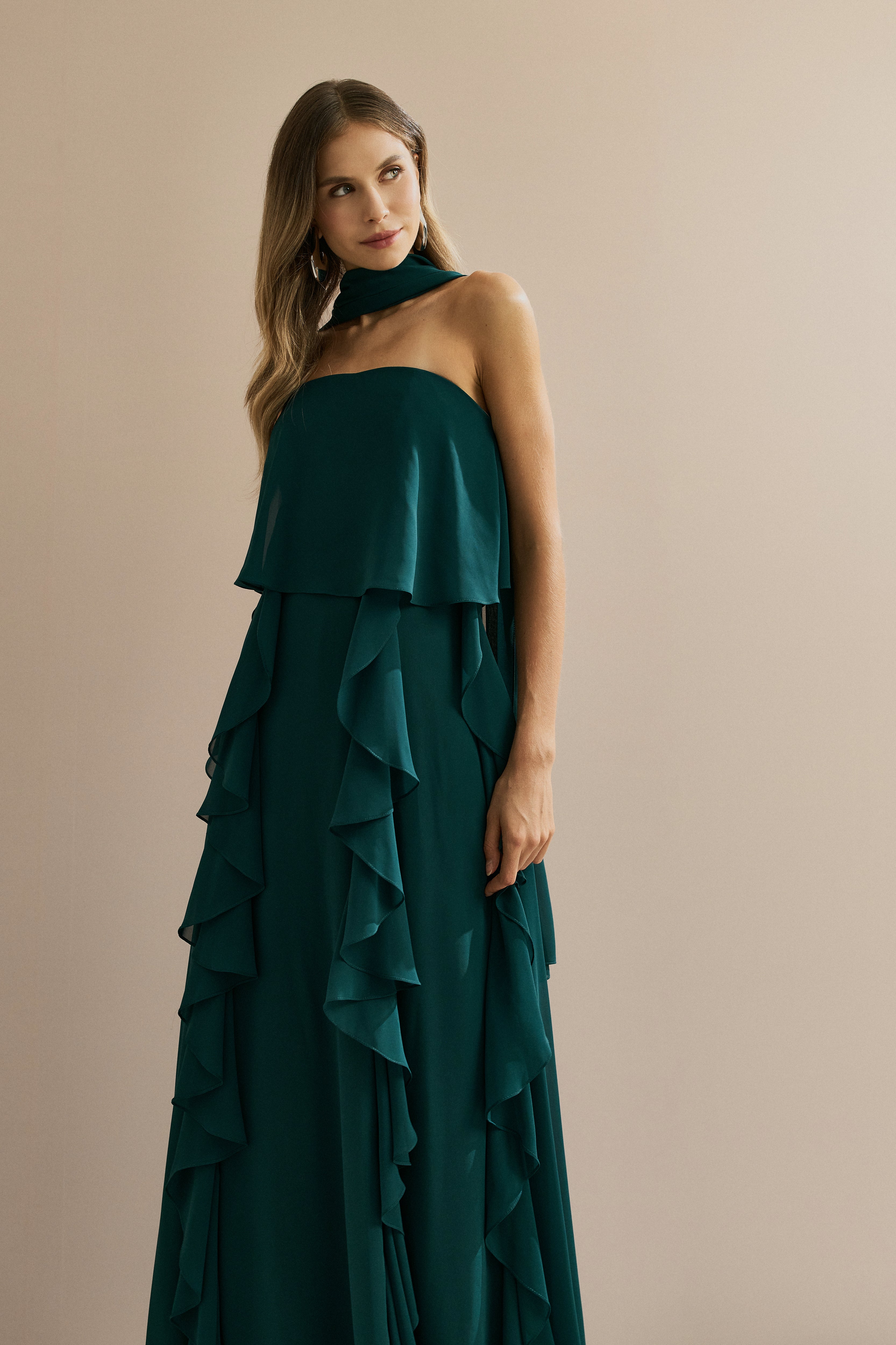 Vestido Longo em Chiffon com Decote Reto, Babados na Saia e Echarpe - Catalunha Verde Petróleo