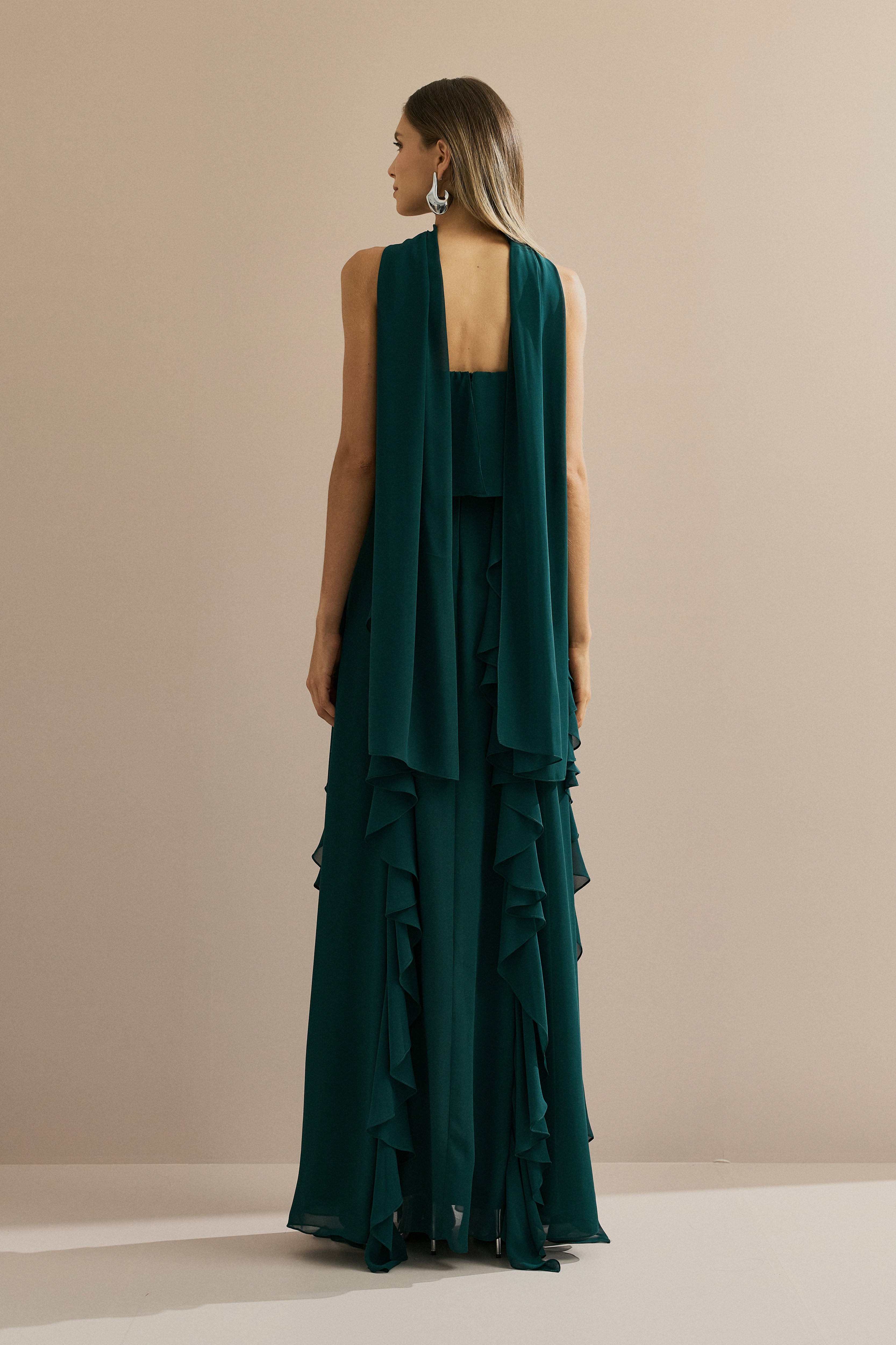 Vestido Longo em Chiffon com Decote Reto, Babados na Saia e Echarpe - Catalunha Verde Petróleo