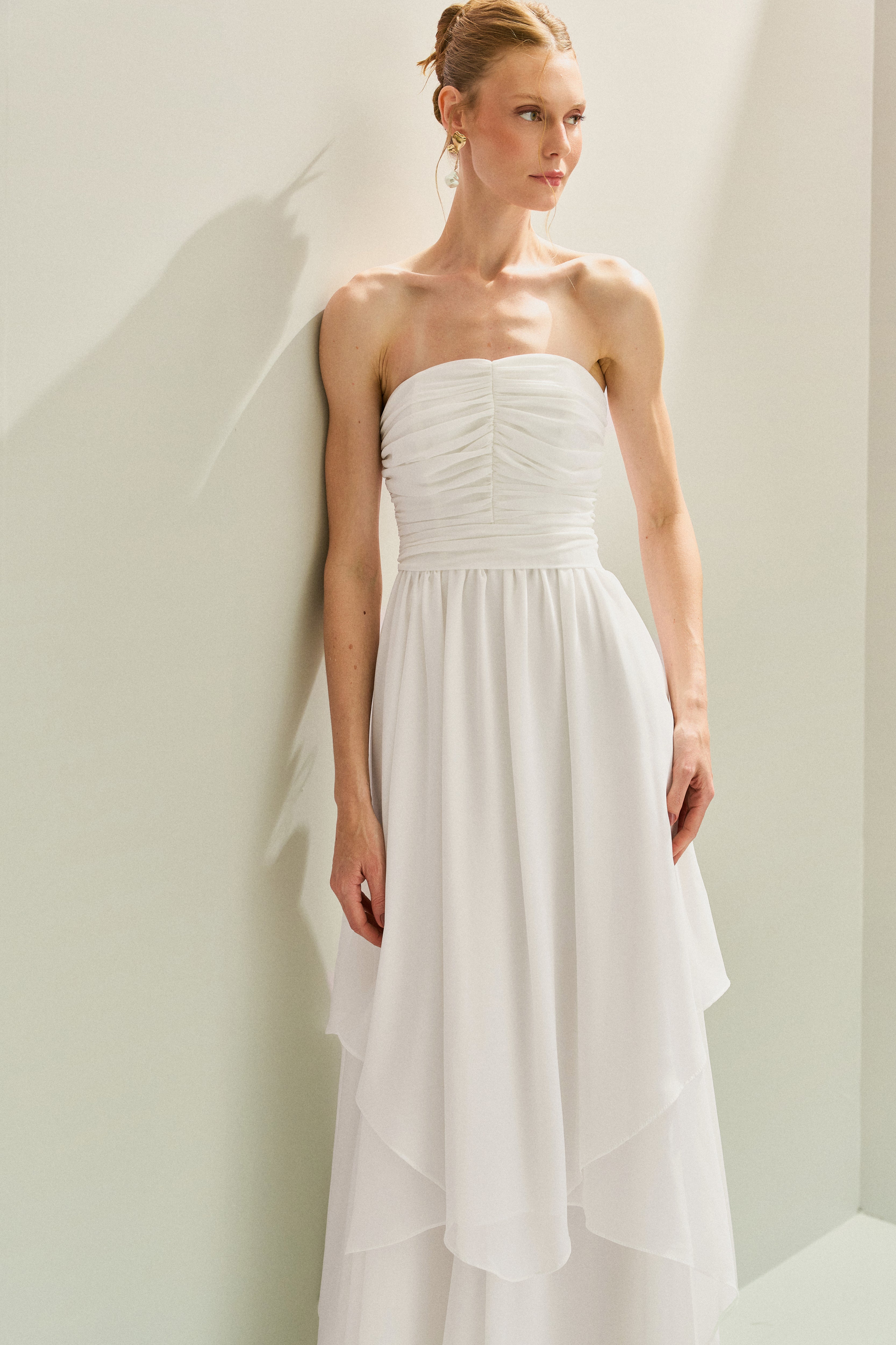 Vestido Longo em Chiffon com Decote Reto com Alças Removíveis, Busto Drapeado e Saia com Babados Assimétricos - Noruega Off White