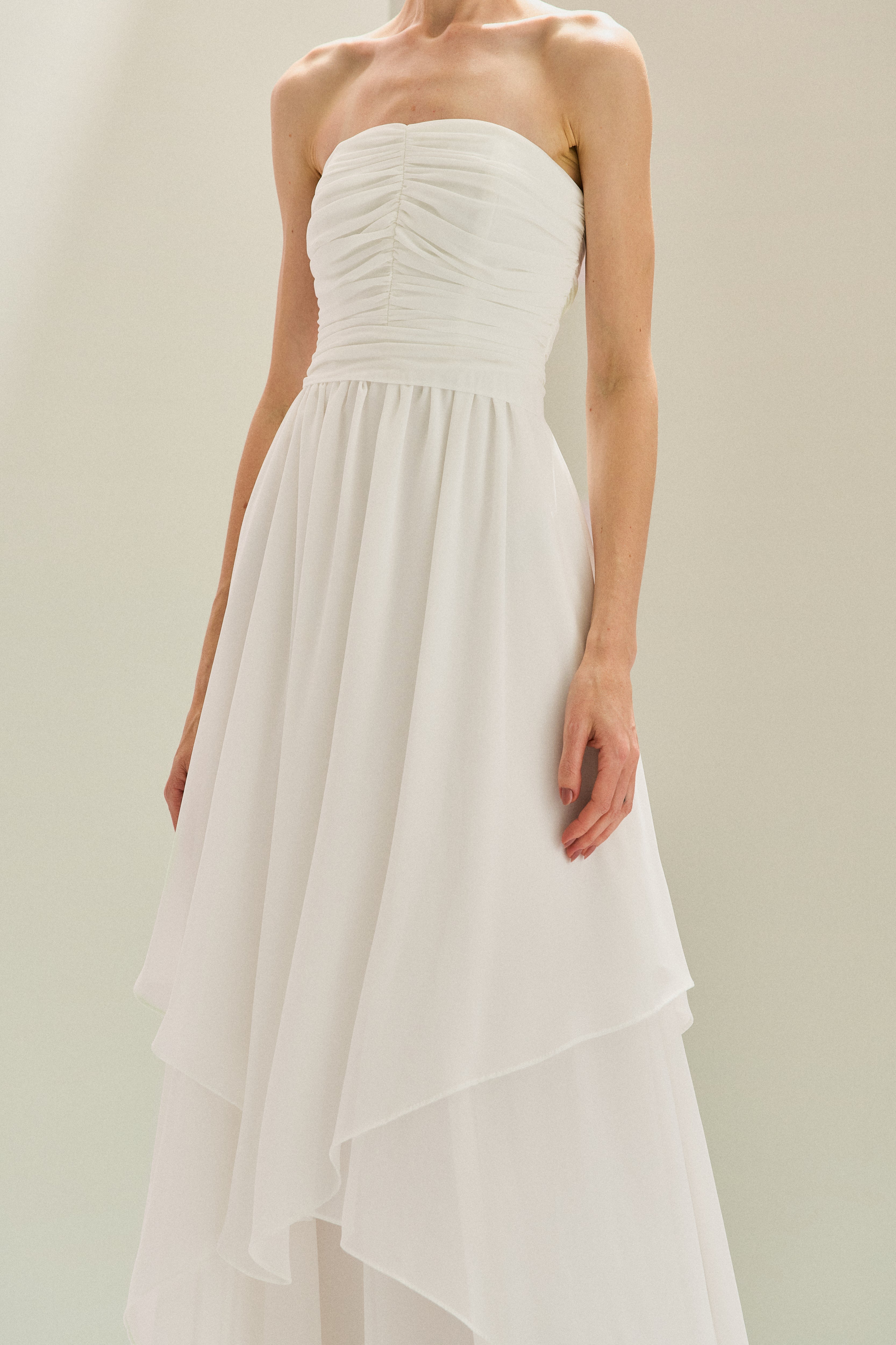 Vestido Longo em Chiffon com Decote Reto com Alças Removíveis, Busto Drapeado e Saia com Babados Assimétricos - Noruega Off White