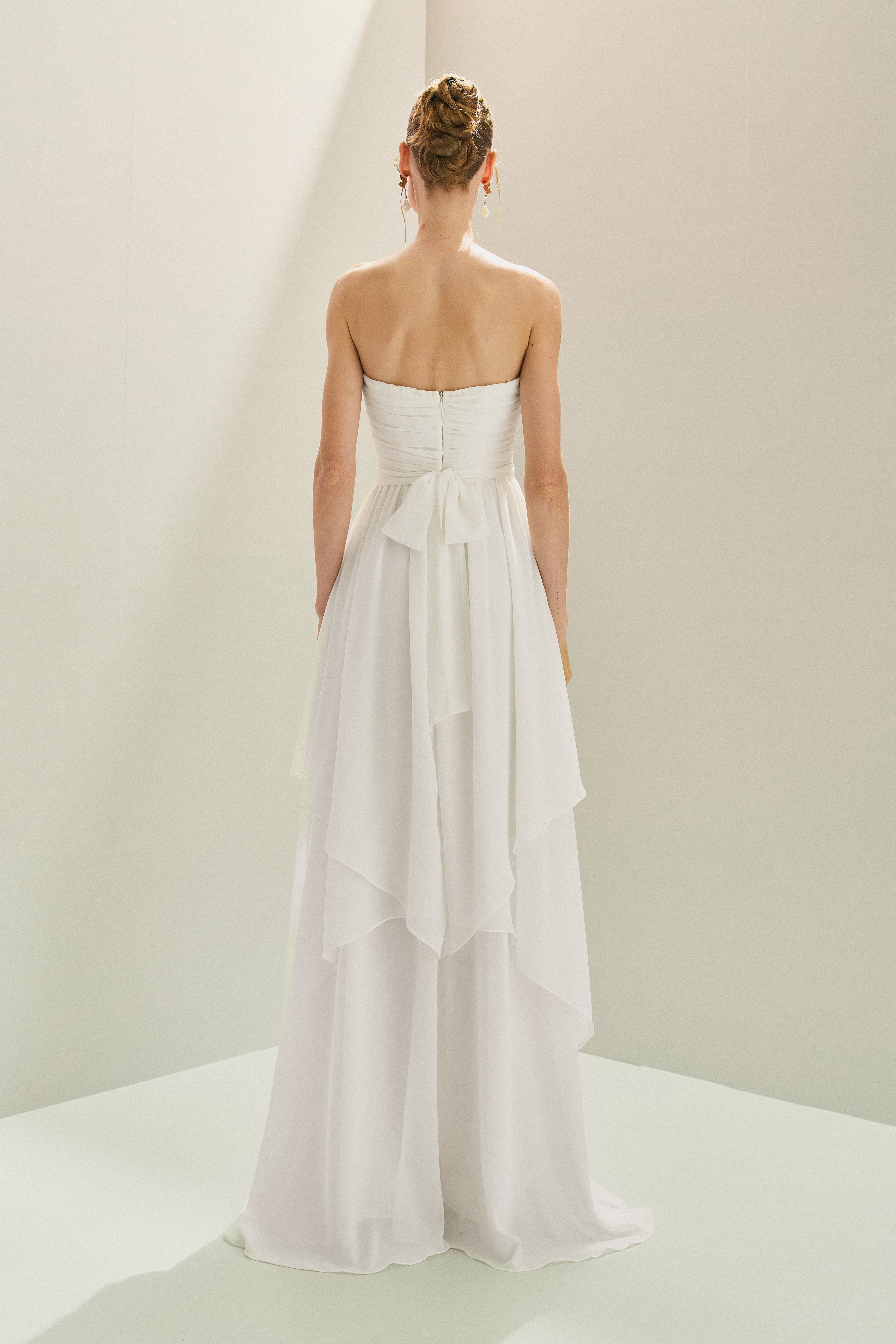 Vestido Longo em Chiffon com Decote Reto com Alças Removíveis, Busto Drapeado e Saia com Babados Assimétricos - Noruega Off White