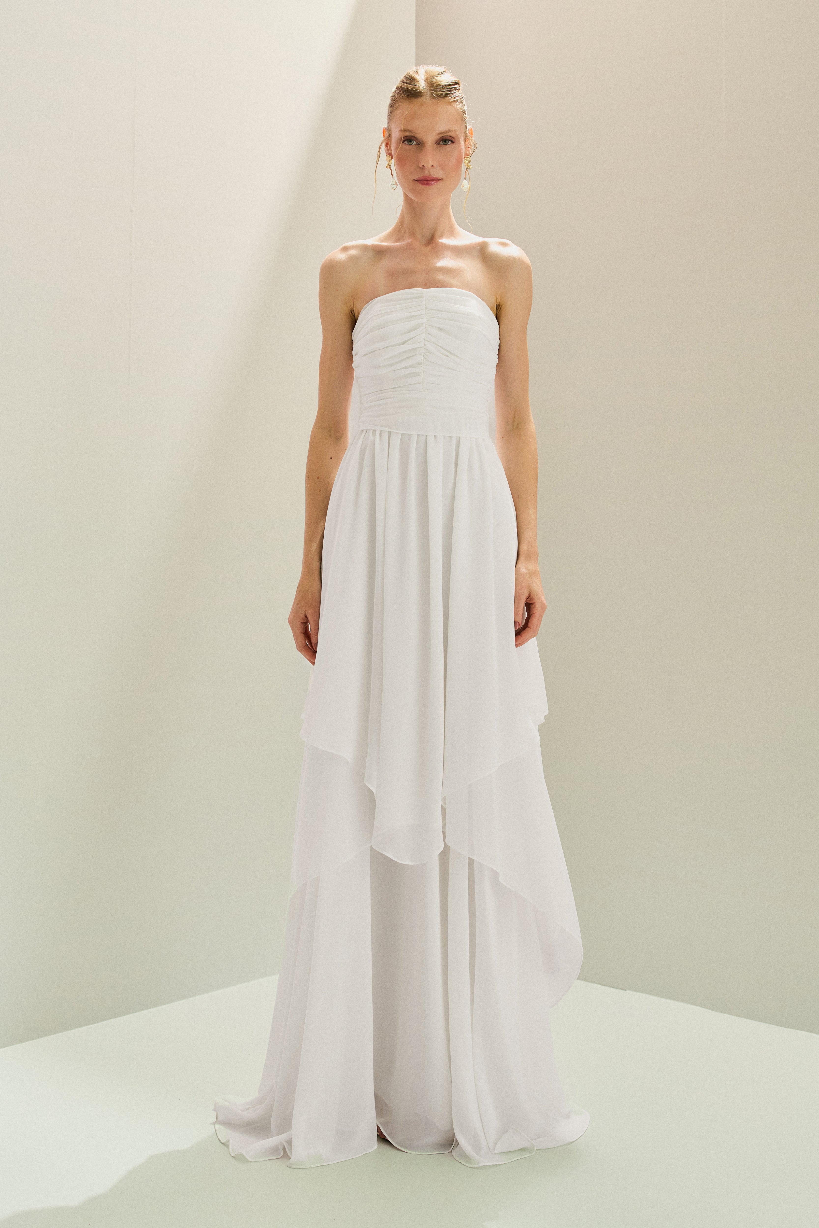 Vestido Longo em Chiffon com Decote Reto com Alças Removíveis, Busto Drapeado e Saia com Babados Assimétricos - Noruega Off White