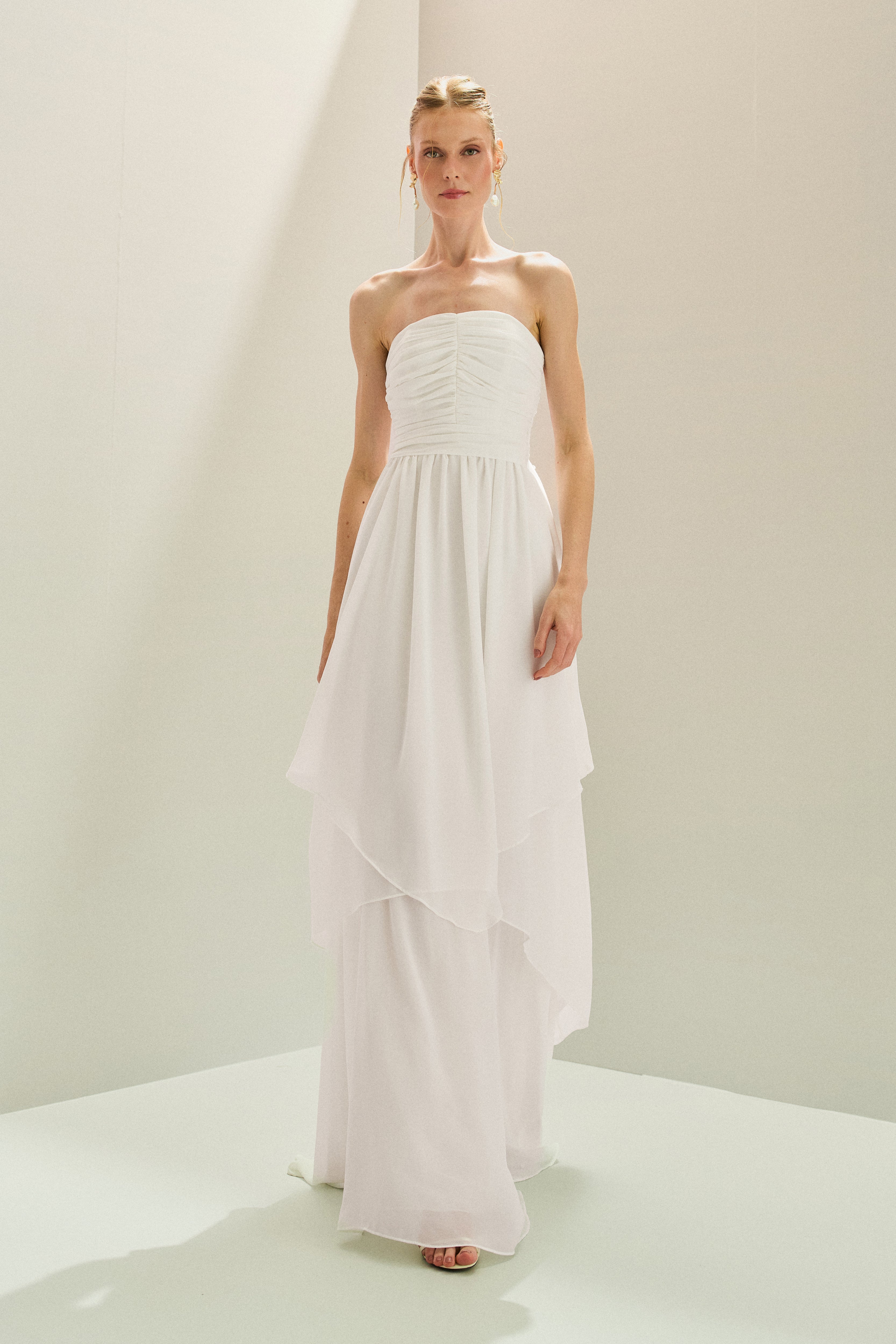 Vestido Longo em Chiffon com Decote Reto com Alças Removíveis, Busto Drapeado e Saia com Babados Assimétricos - Noruega Off White