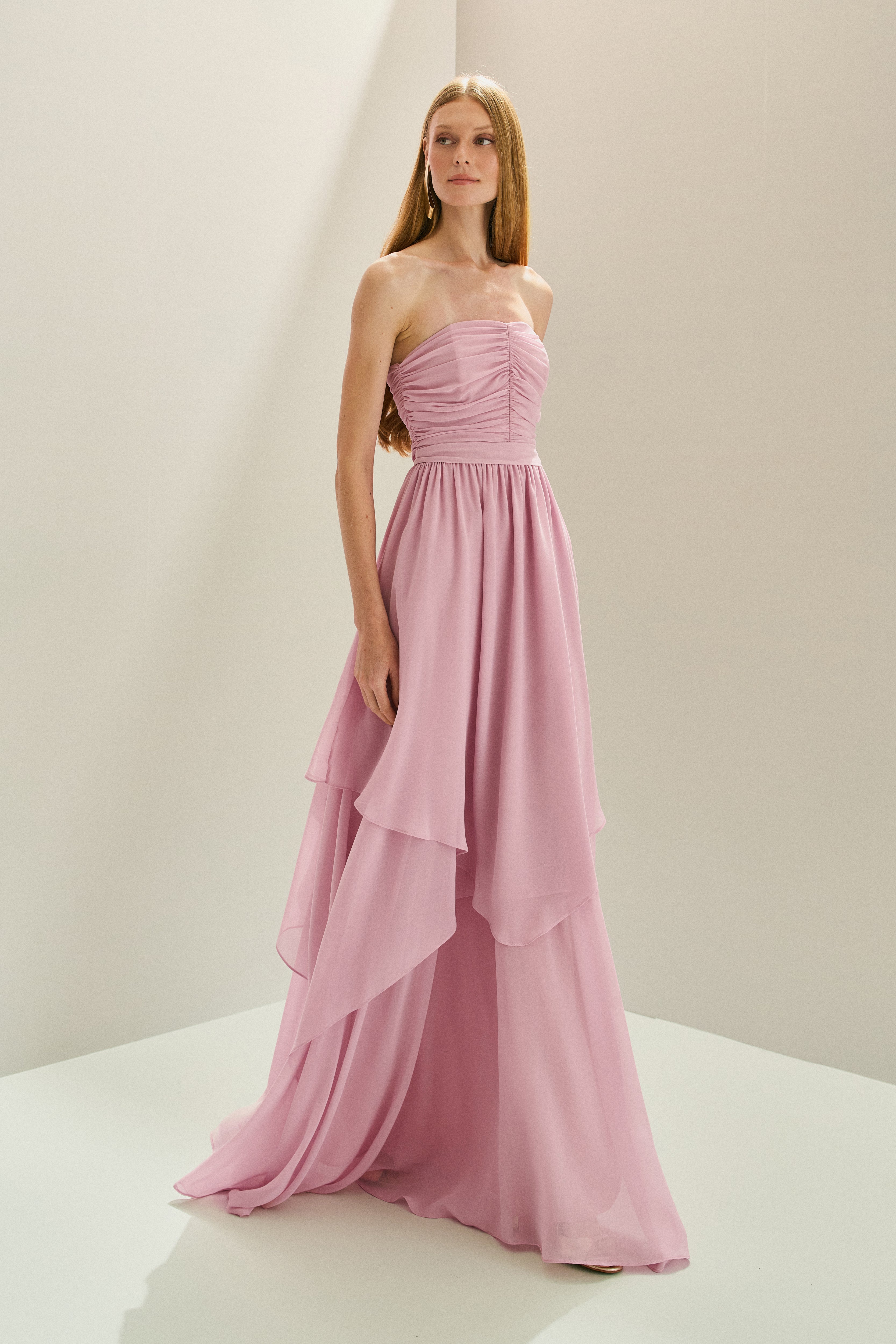 Vestido_Longo_em_Chiffon_com_Decote_Reto_com_Alcas_Removiveis_Busto_Drapeado_e_Saia_com_Babados_Assimetricos_Noruega_Rosa_Claro1.jpg
