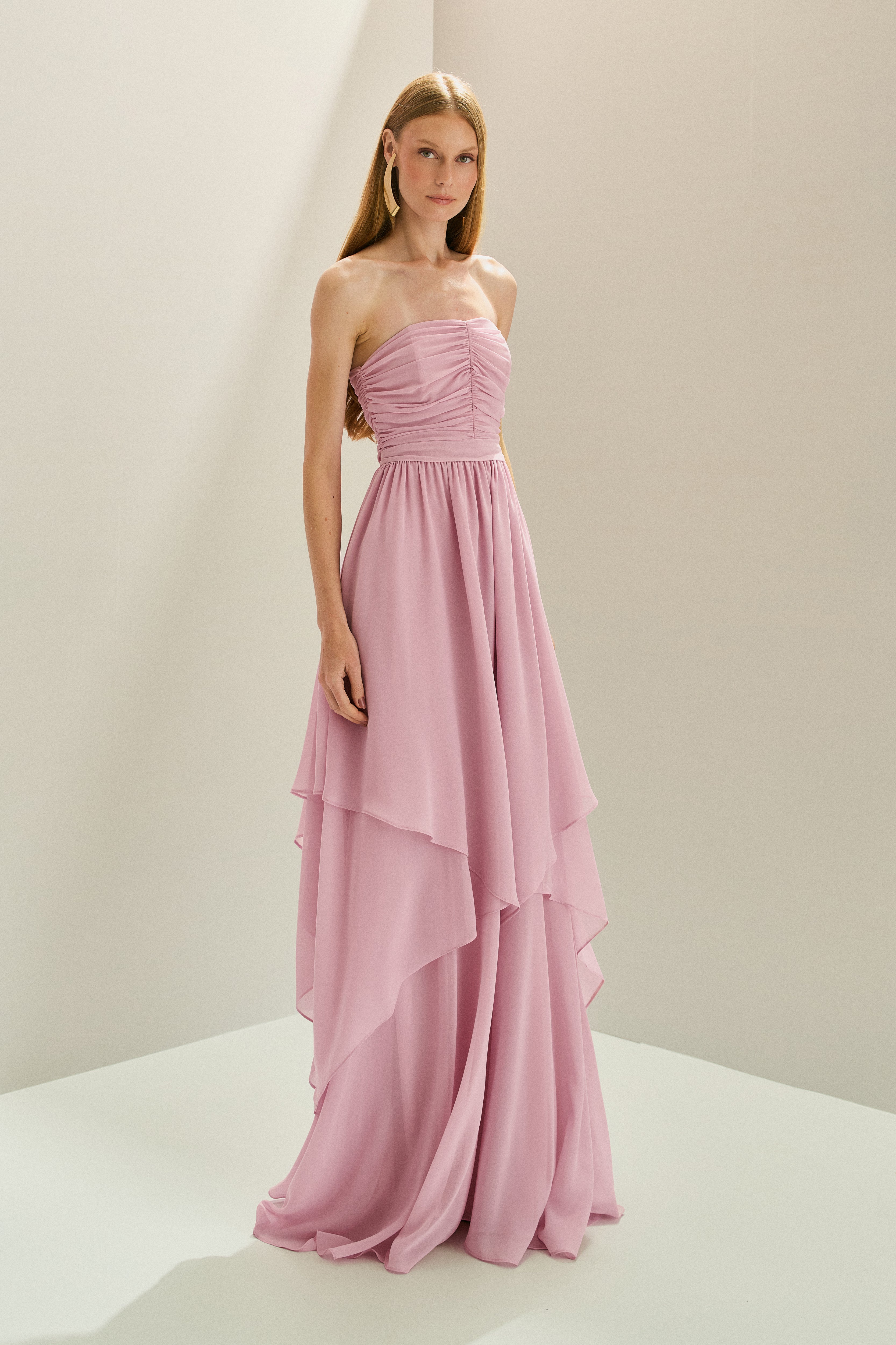 Vestido Longo em Chiffon com Decote Reto com Alças Removíveis, Busto Drapeado e Saia com Babados Assimétricos- Noruega Rosa