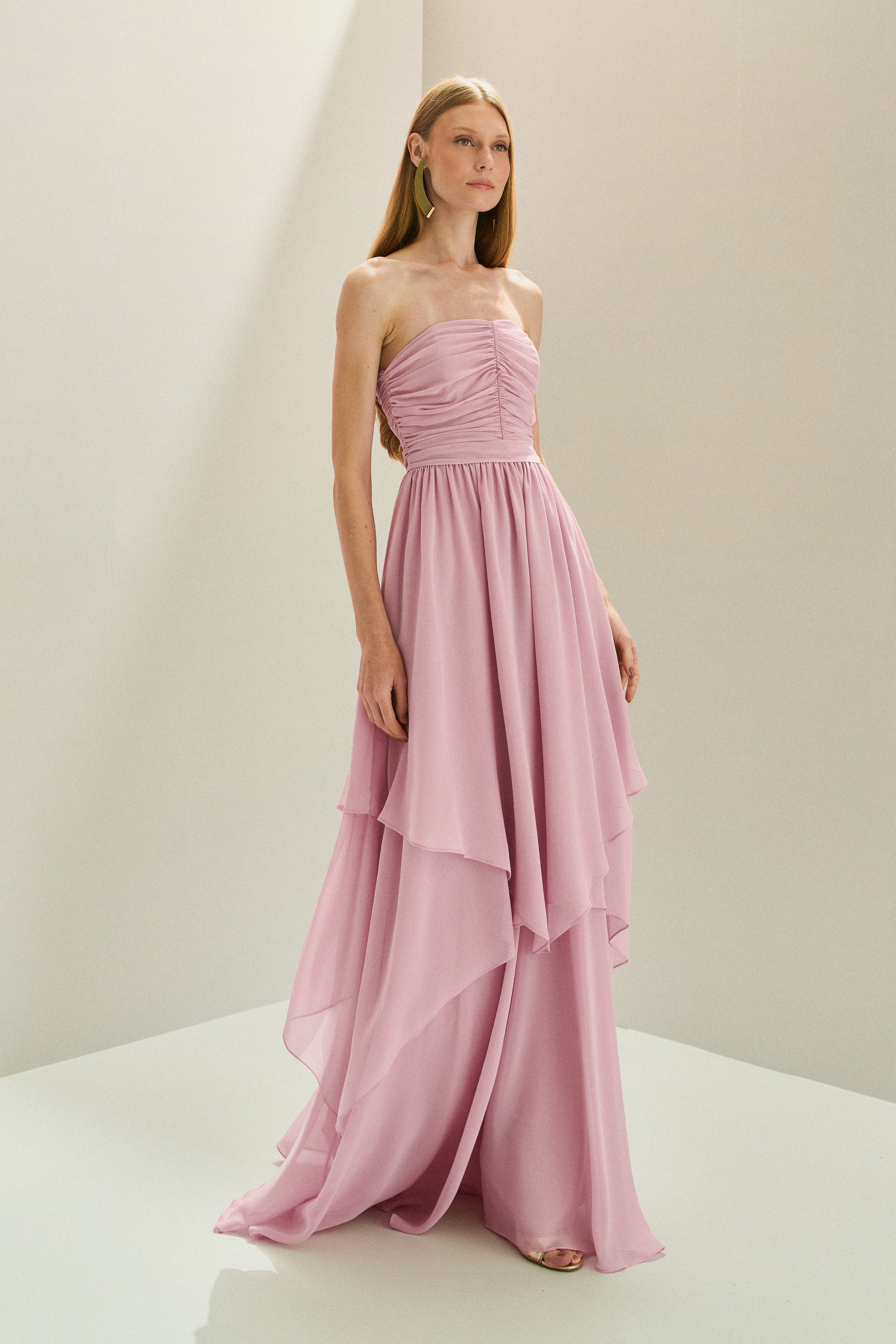 Vestido Longo em Chiffon com Decote Reto com Alças Removíveis, Busto Drapeado e Saia com Babados Assimétricos- Noruega Rosa