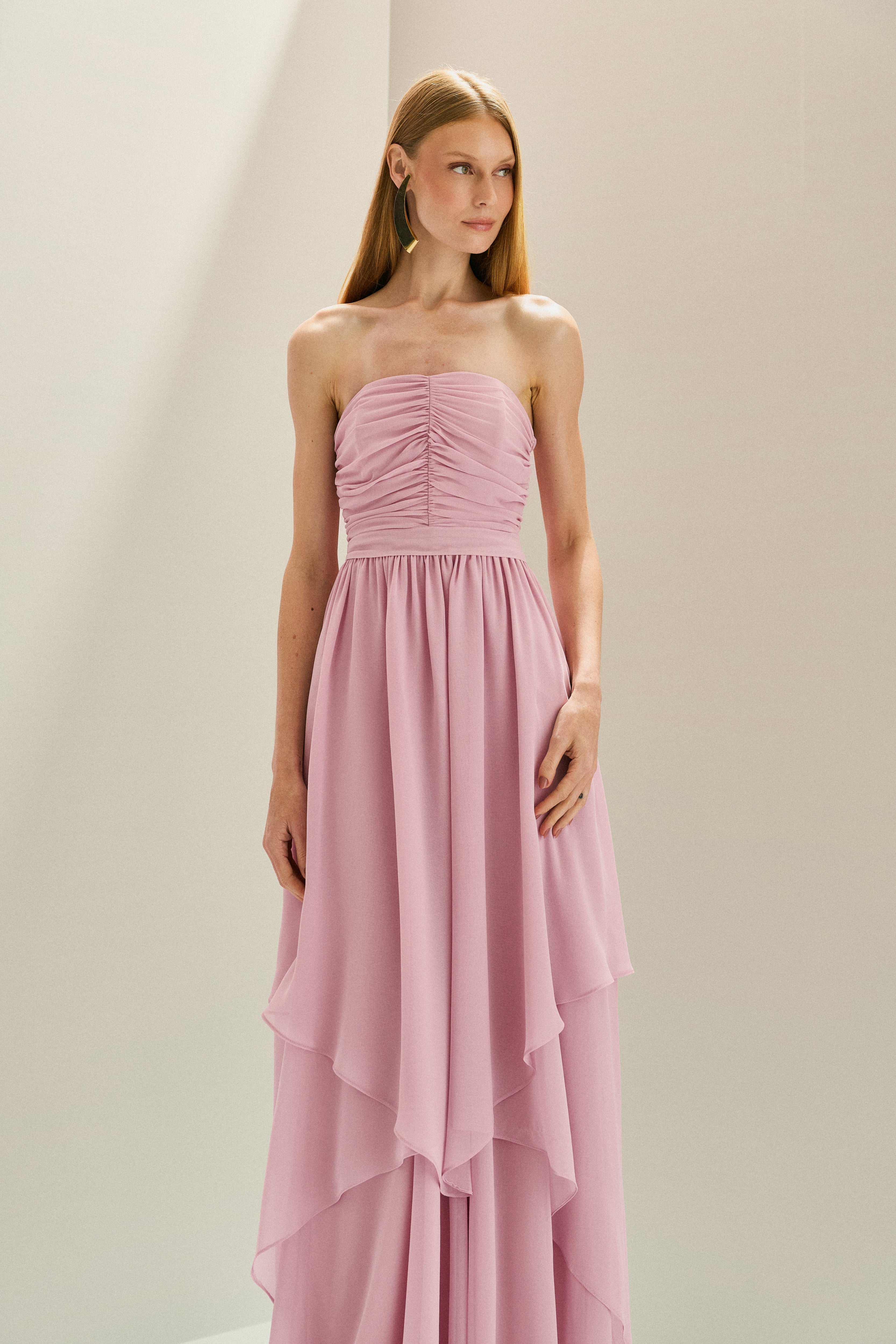Vestido Longo em Chiffon com Decote Reto com Alças Removíveis, Busto Drapeado e Saia com Babados Assimétricos- Noruega Rosa
