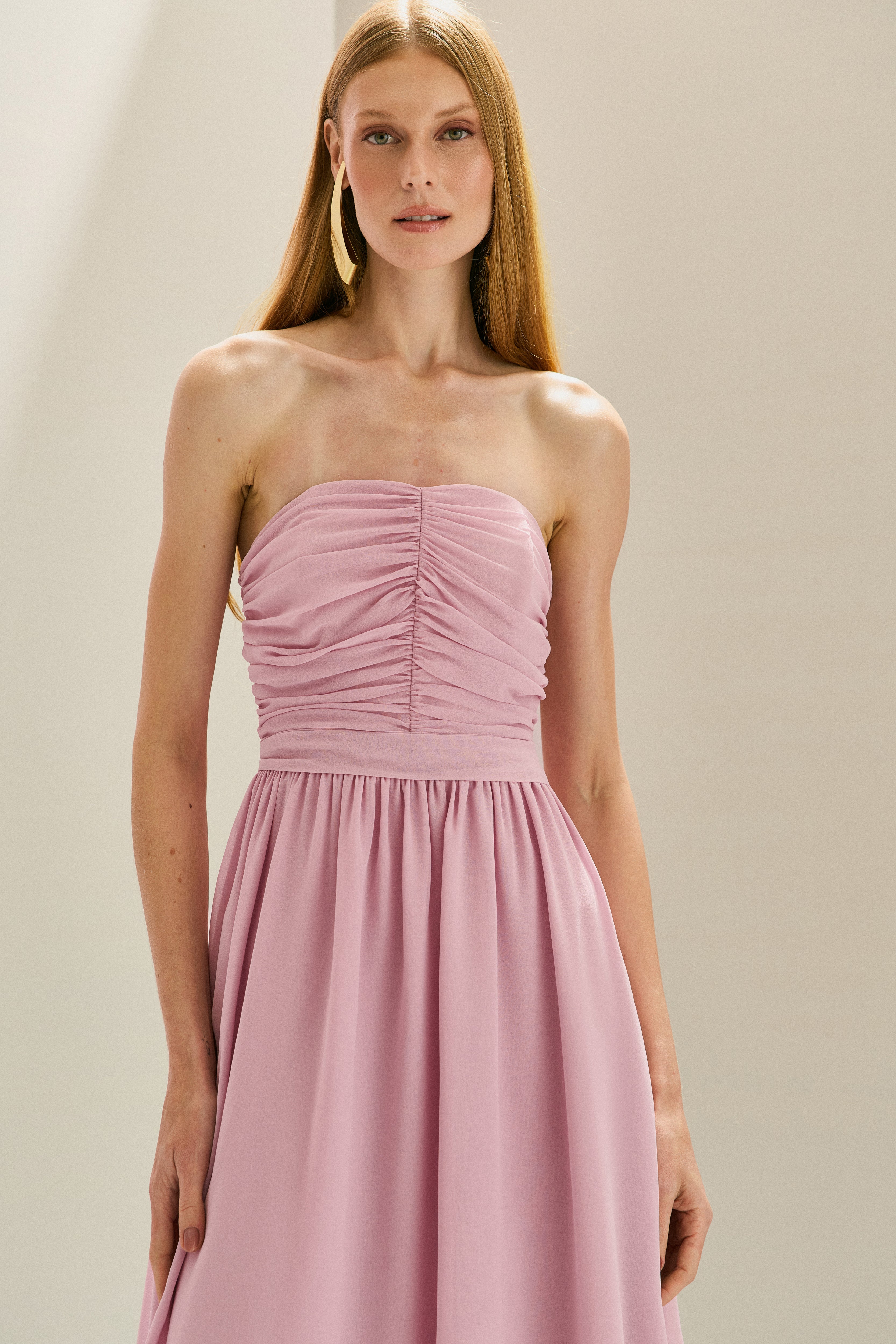 Vestido Longo em Chiffon com Decote Reto com Alças Removíveis, Busto Drapeado e Saia com Babados Assimétricos- Noruega Rosa