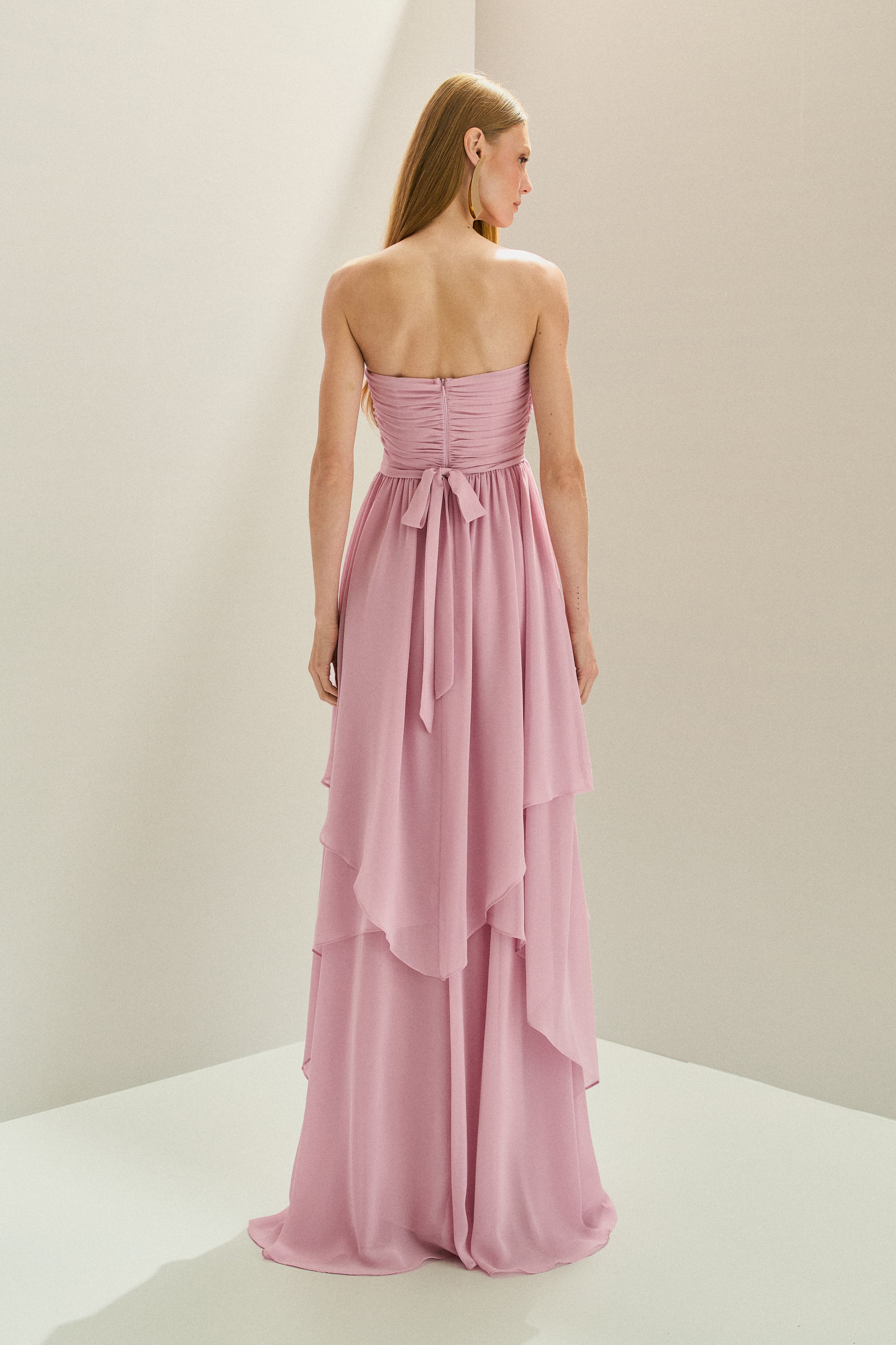 Vestido Longo em Chiffon com Decote Reto com Alças Removíveis, Busto Drapeado e Saia com Babados Assimétricos- Noruega Rosa