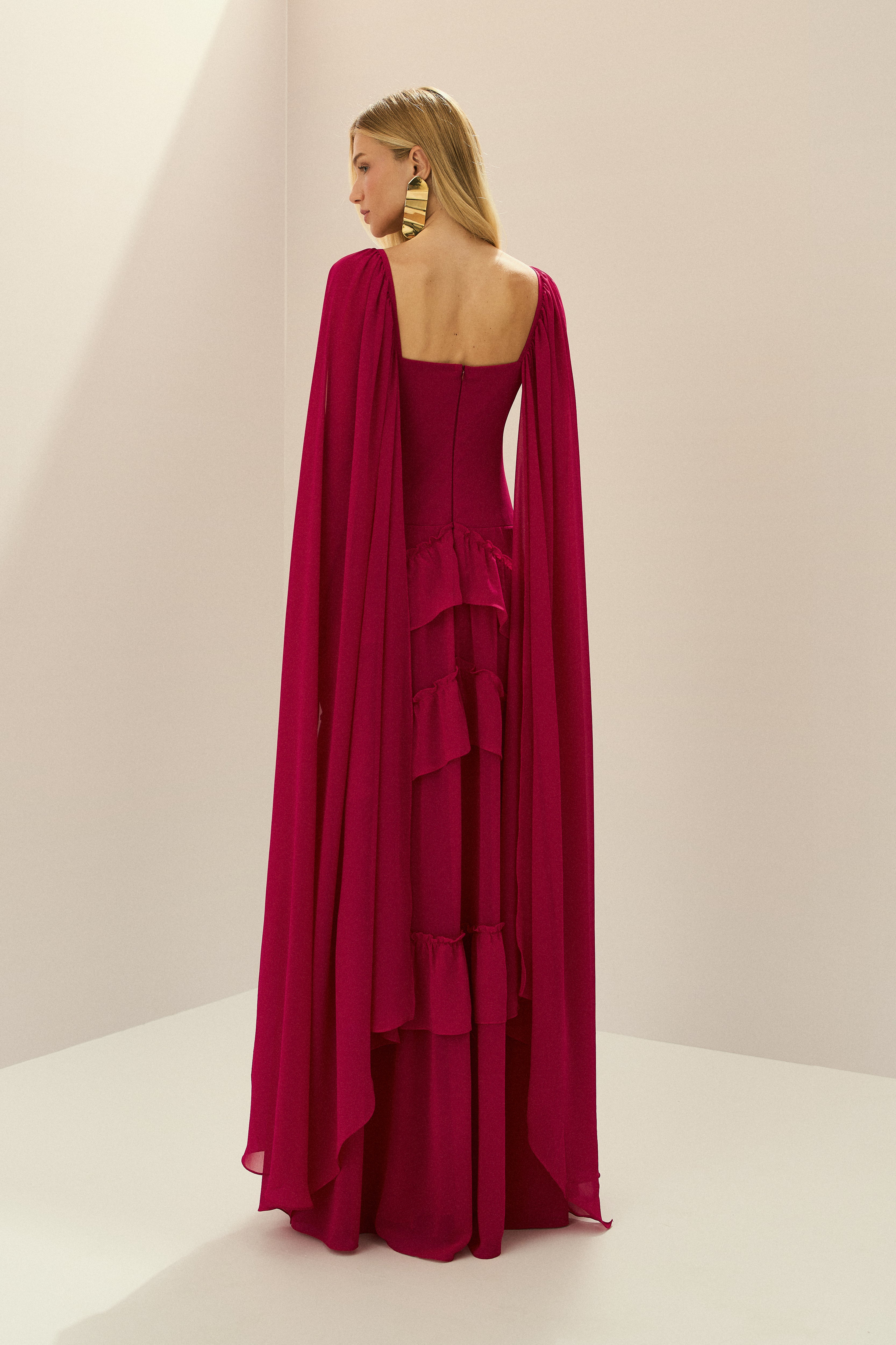 Vestido Longo em Chiffon com Decote V, Alças Finas, Mangas Capa e Saia com Babados em Camadas - Sereno Vermelho Cereja