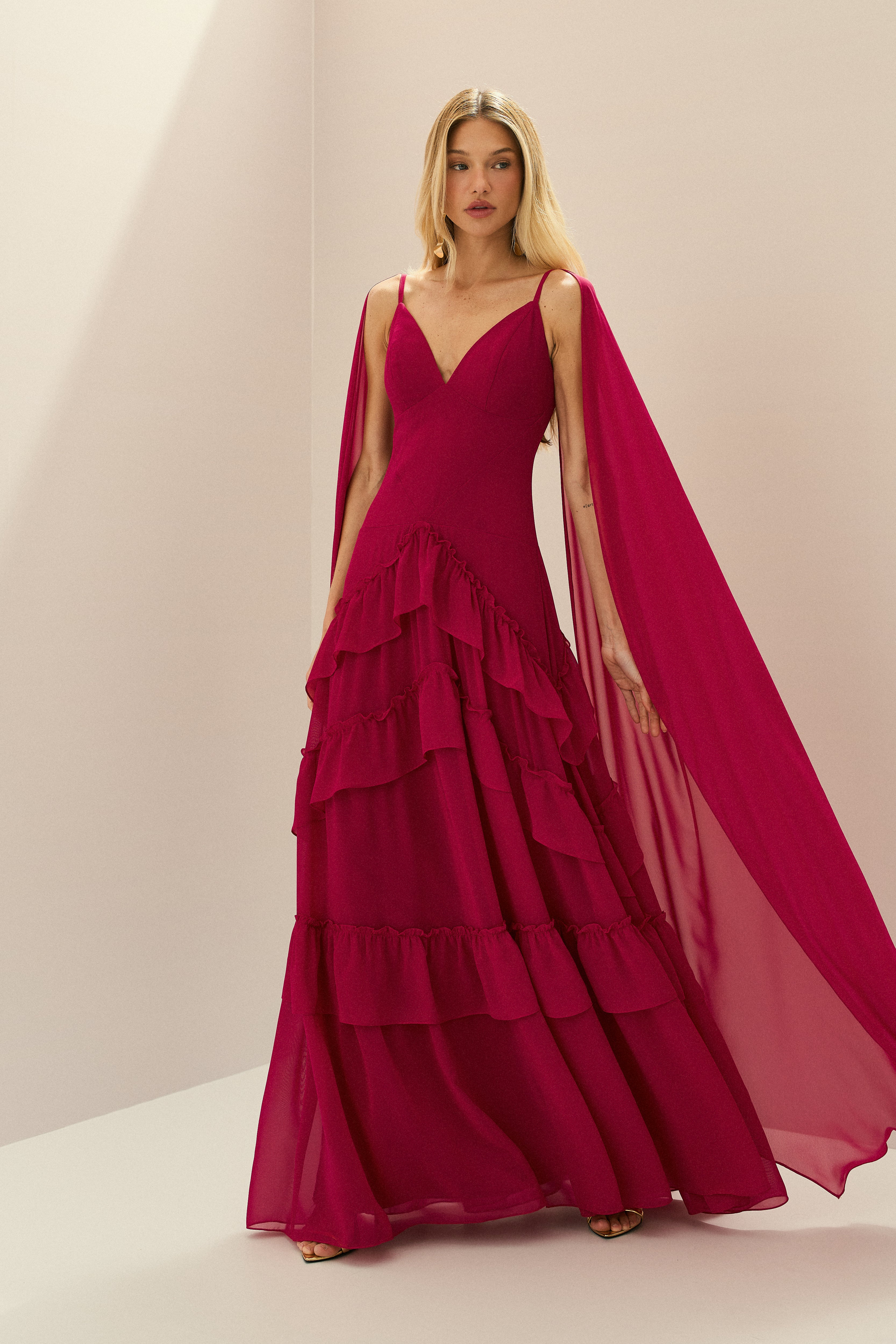 Vestido_Longo_em_Chiffon_com_Decote_V_Alcas_Finas_Mangas_Capa_e_Saia_com_Babados_em_Camadas_Sereno_Vermelho_Cereja2.jpg