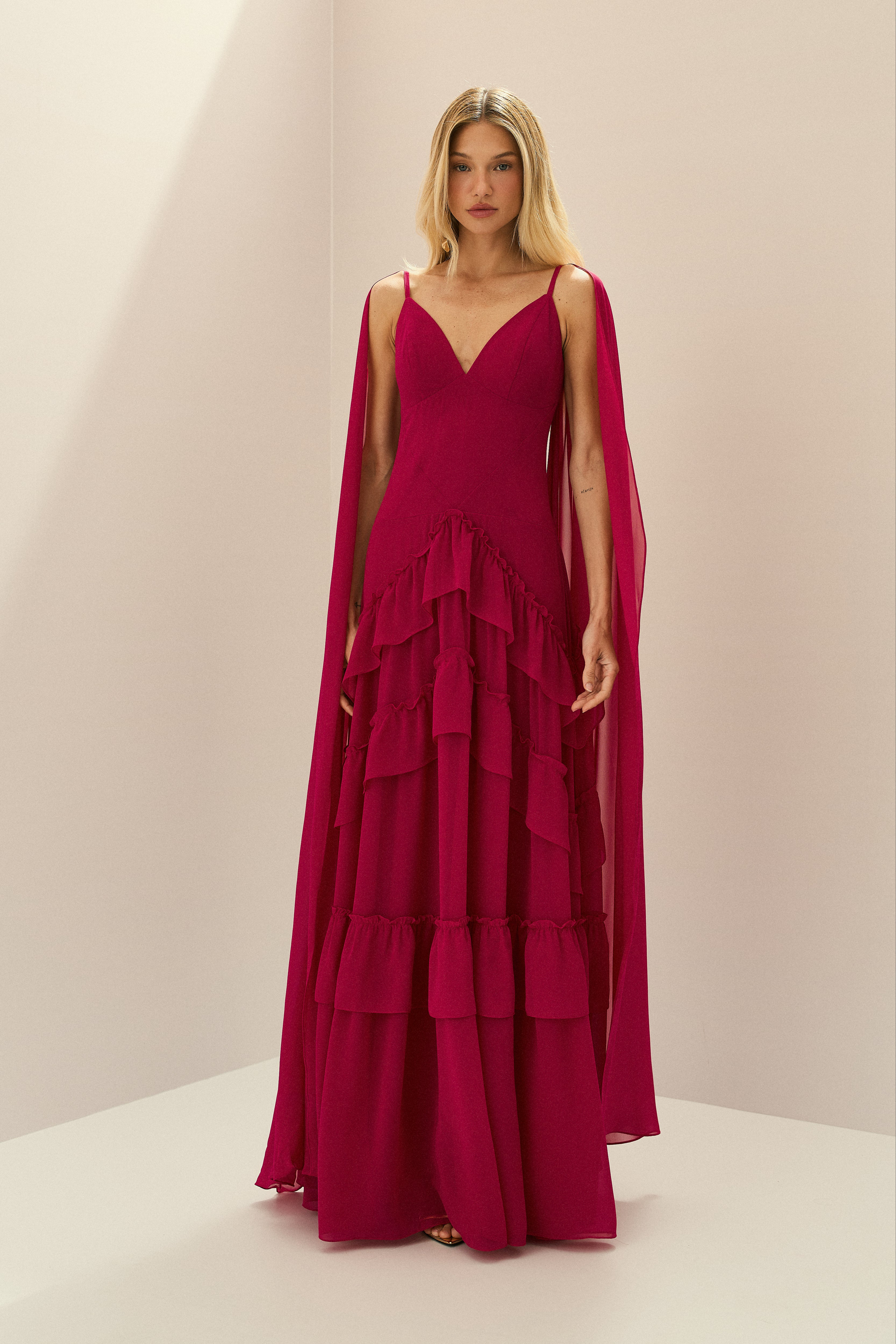 Vestido Longo em Chiffon com Decote V, Alças Finas, Mangas Capa e Saia com Babados em Camadas - Sereno Vermelho Cereja