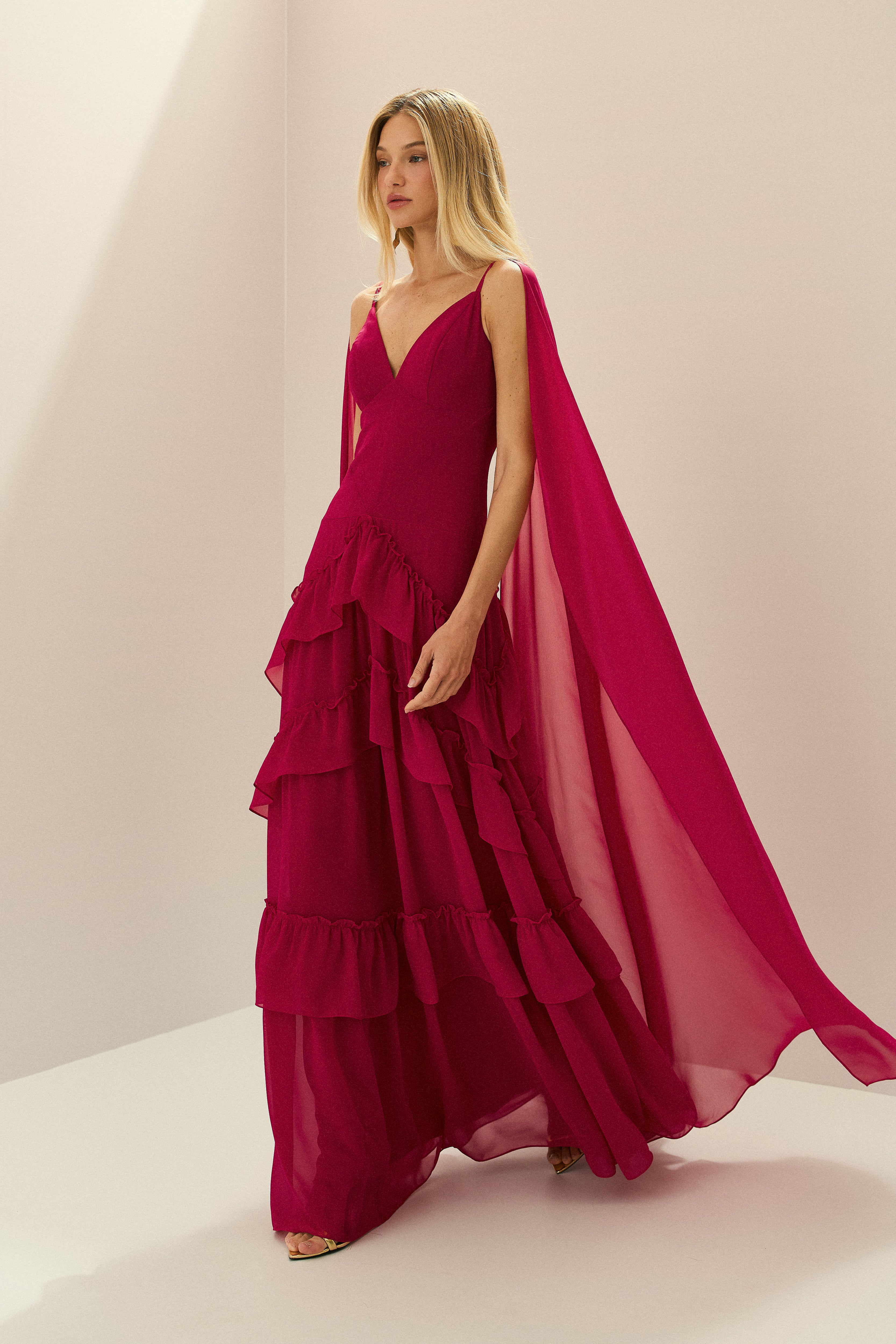 Vestido Longo em Chiffon com Decote V, Alças Finas, Mangas Capa e Saia com Babados em Camadas - Sereno Vermelho Cereja