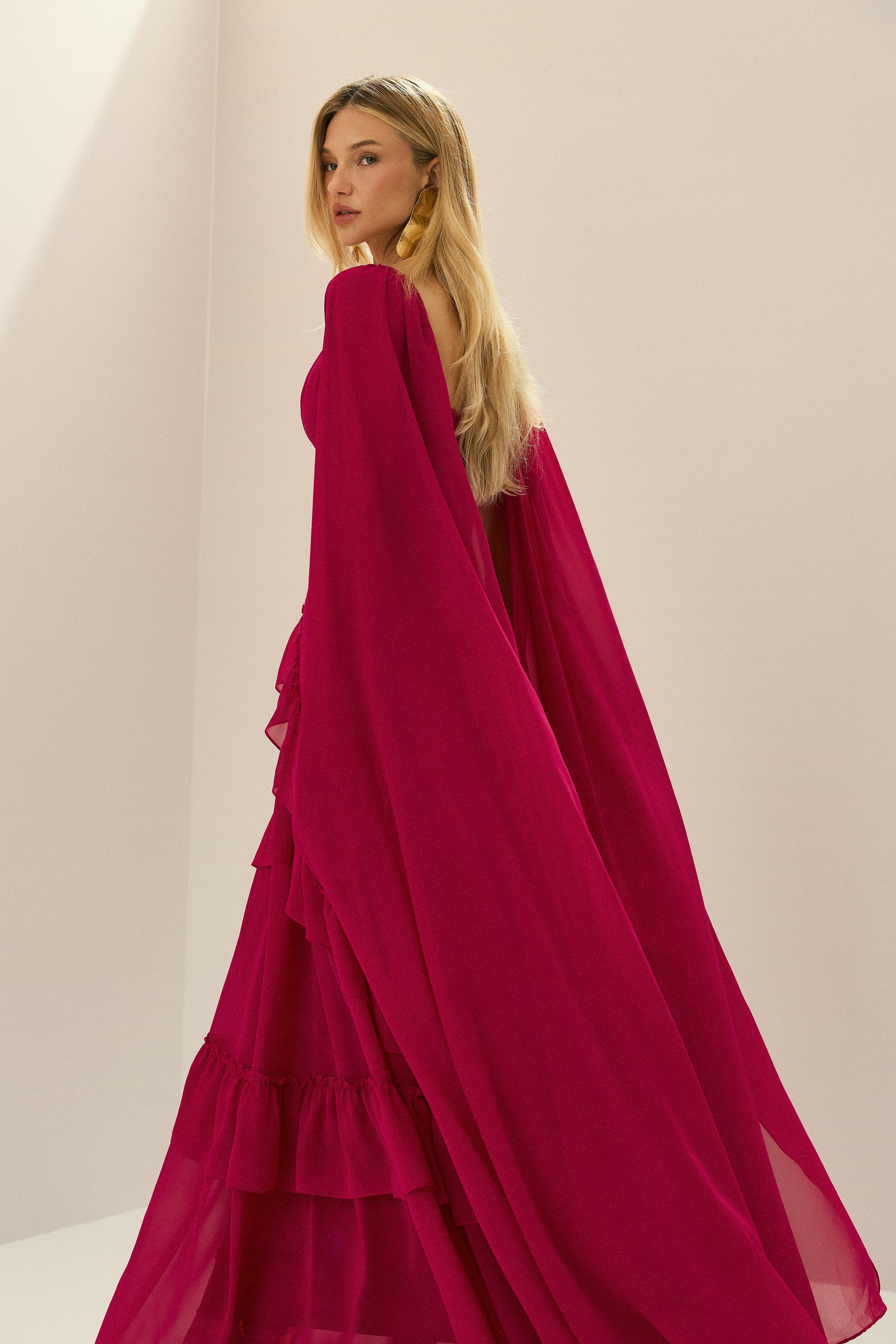 Vestido Longo em Chiffon com Decote V, Alças Finas, Mangas Capa e Saia com Babados em Camadas - Sereno Vermelho Cereja