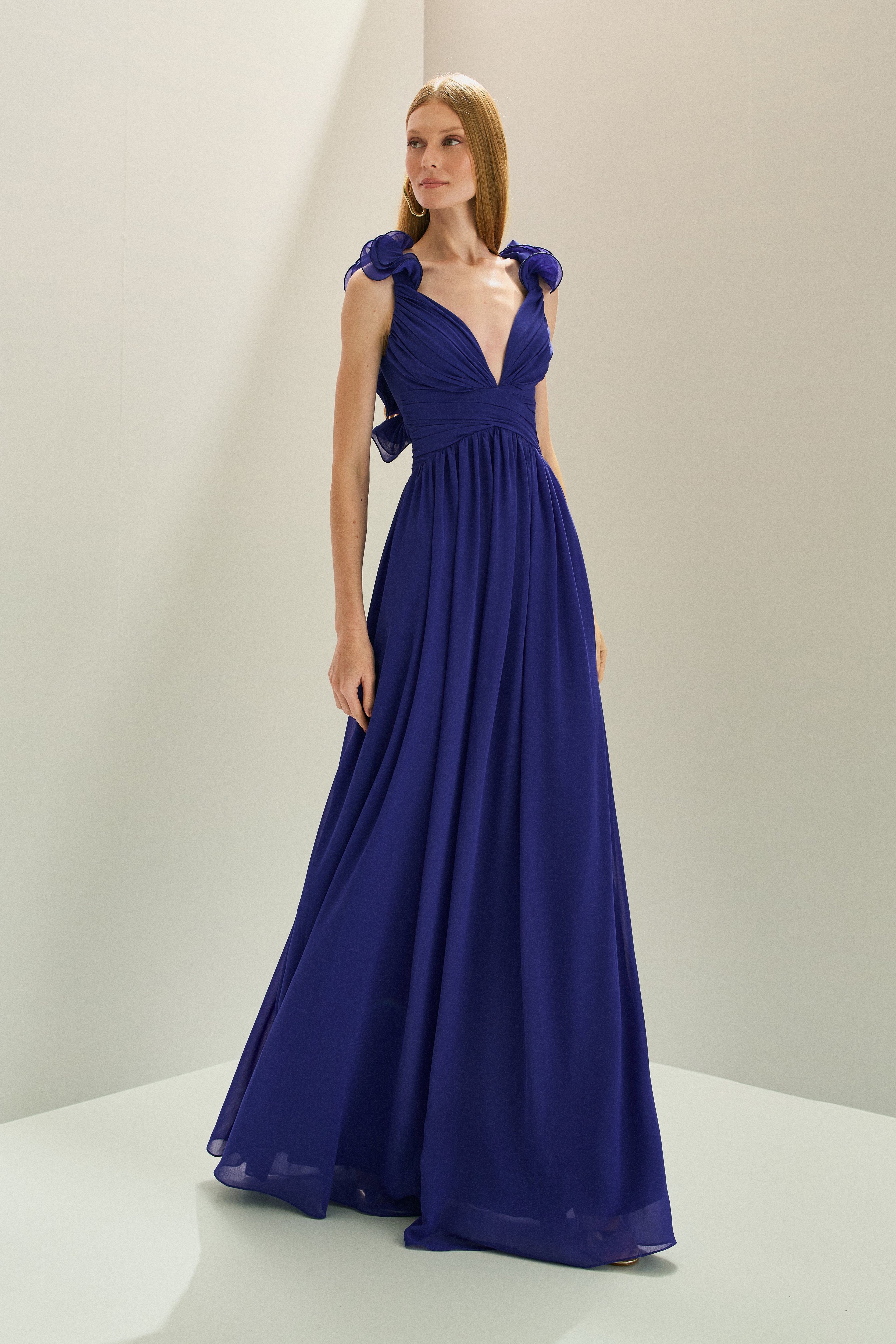 Vestido_Longo_em_Chiffon_com_Decote_V_Alcas_com_Babados_em_Camadas_Costas_Abertas_com_Amarracao_e_Saia_Fluida_Lara_Azul_Bic1.jpg