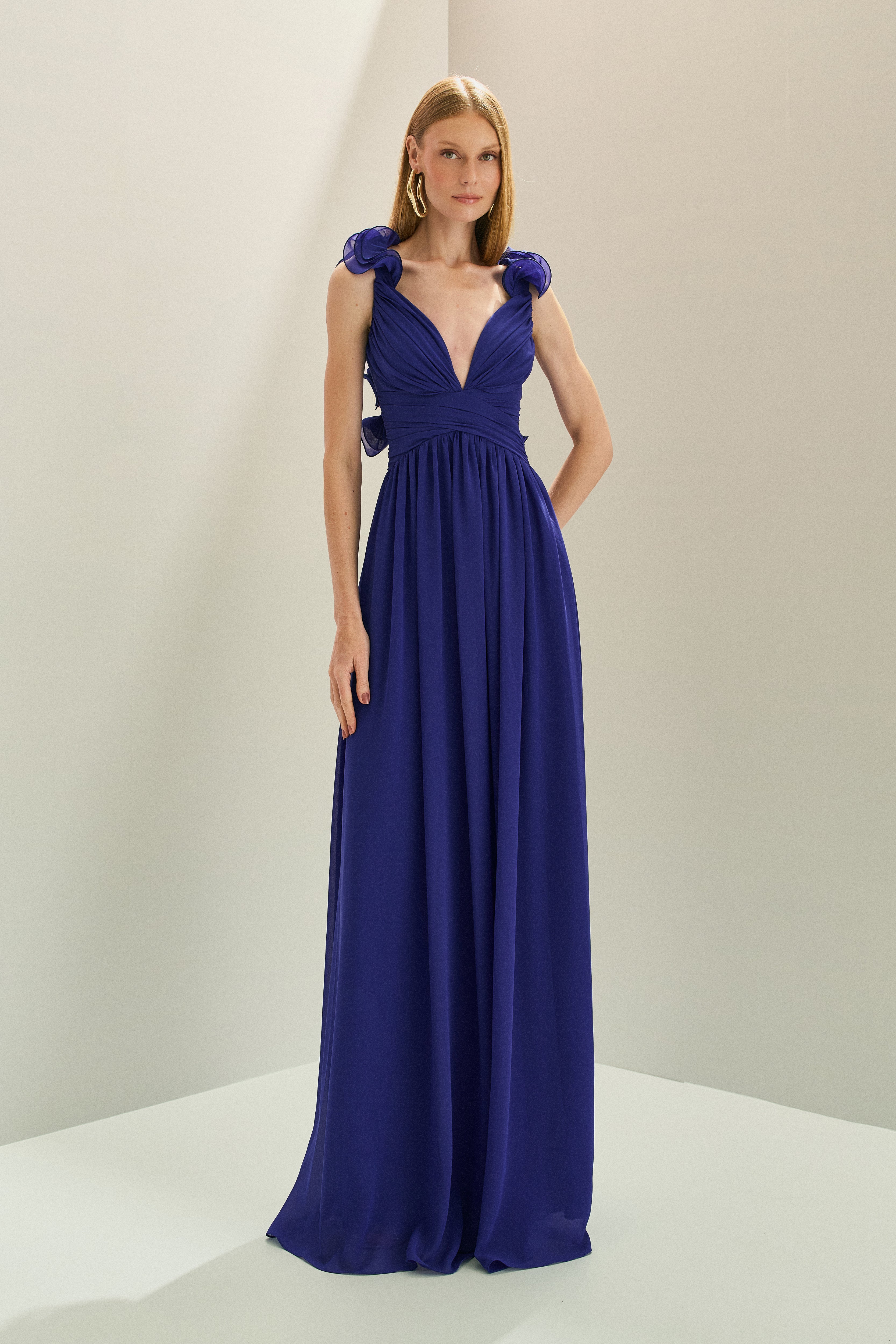 Vestido Longo em Chiffon com Decote V, Alças com Babados em Camadas, Costas Abertas com Amarração e Saia Fluida - Lara Azul Bic