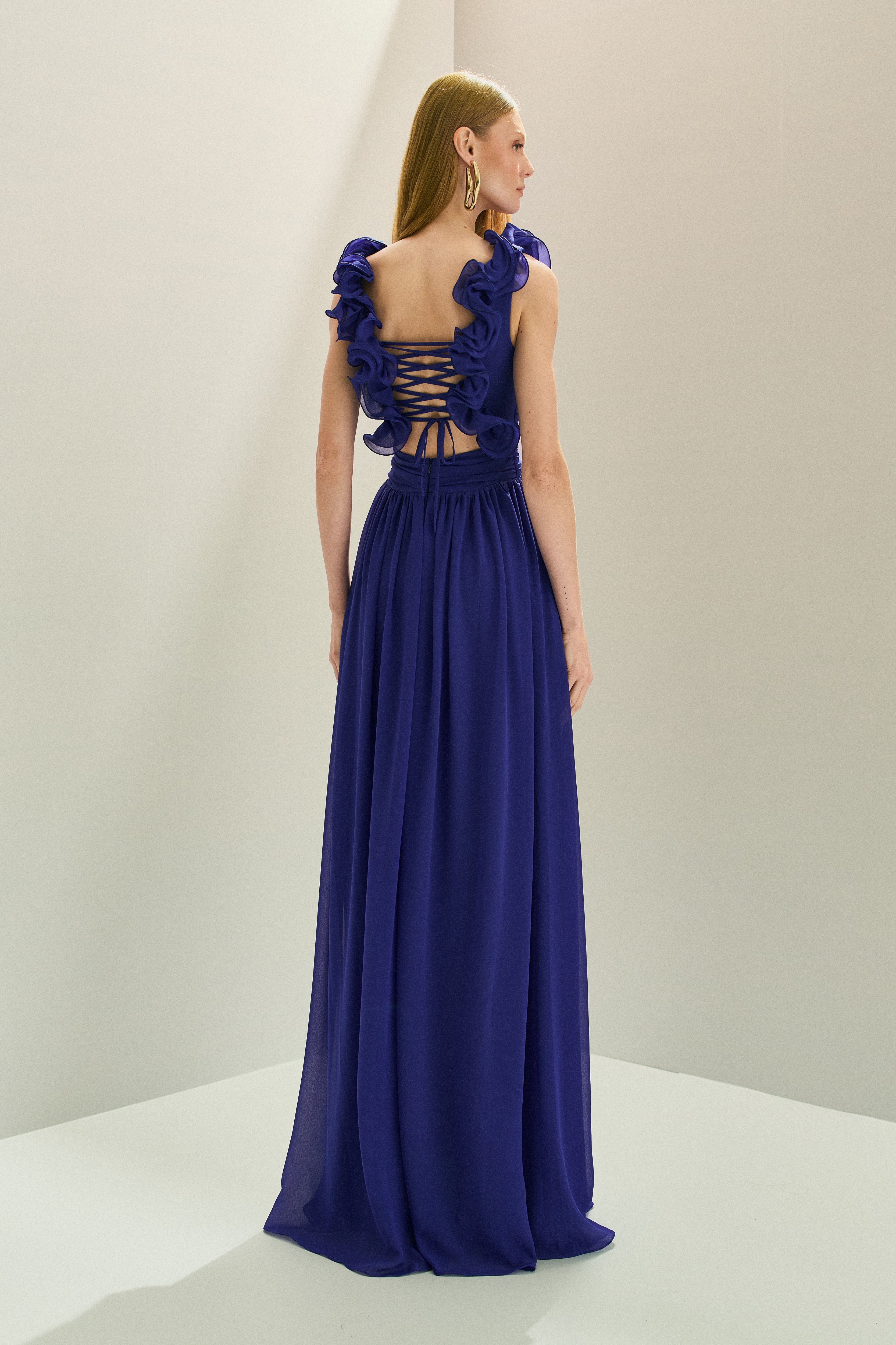 Vestido Longo em Chiffon com Decote V, Alças com Babados em Camadas, Costas Abertas com Amarração e Saia Fluida - Lara Azul Bic