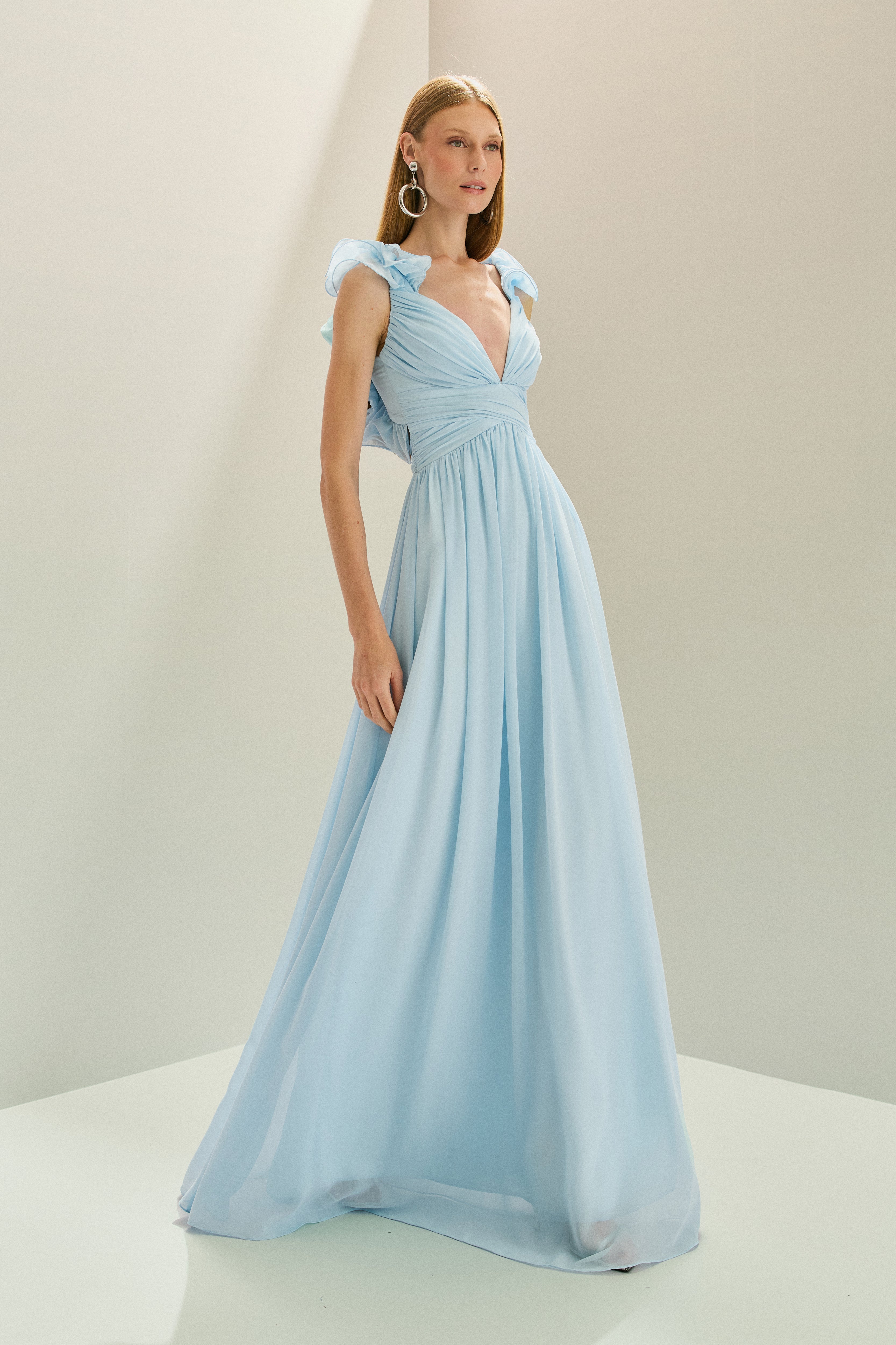 Vestido Longo em Chiffon com Decote V, Alças com Babados em Camadas, Costas Abertas com Amarração e Saia Fluida - Lara Azul Serenity