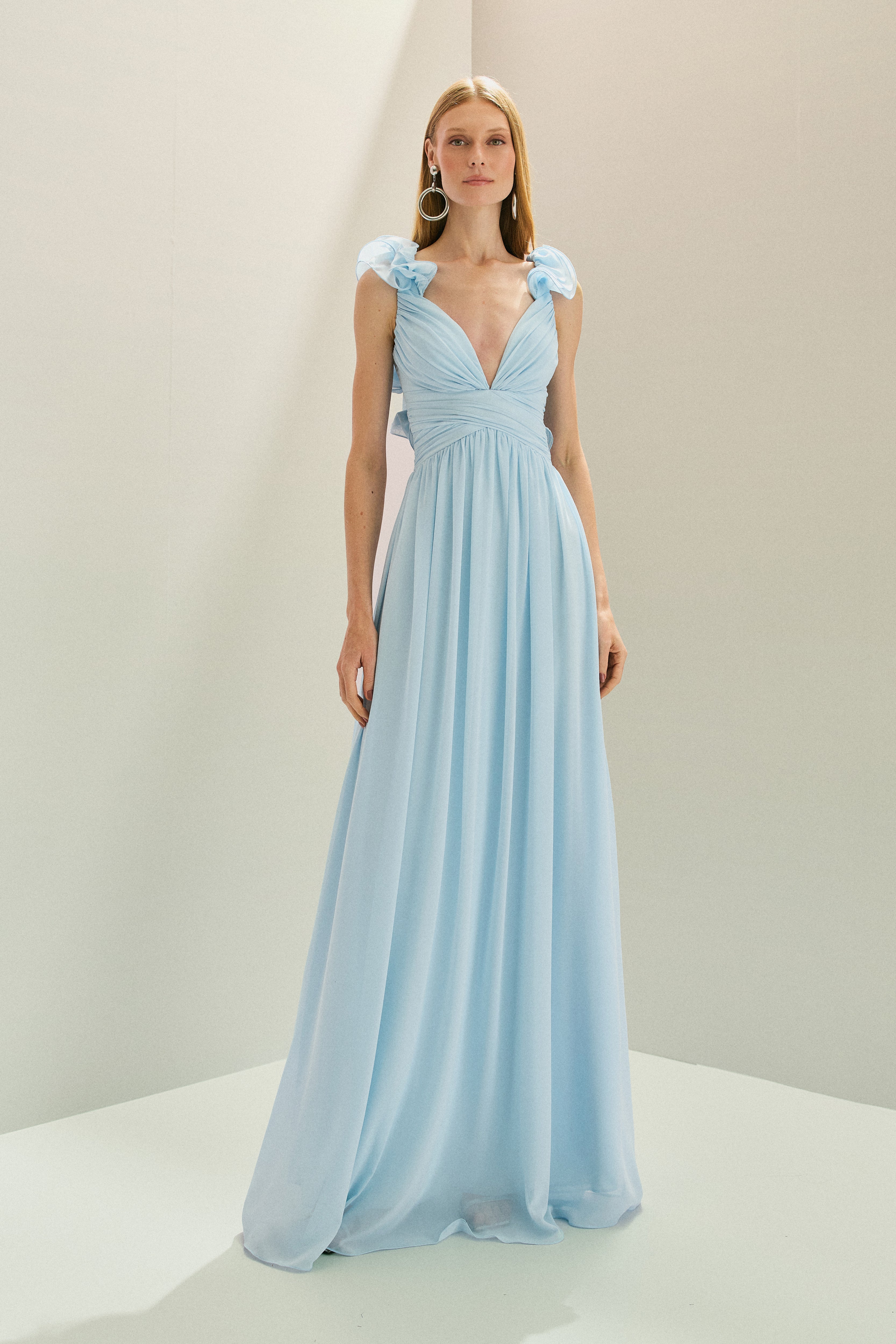 Vestido Longo em Chiffon com Decote V, Alças com Babados em Camadas, Costas Abertas com Amarração e Saia Fluida - Lara Azul Serenity