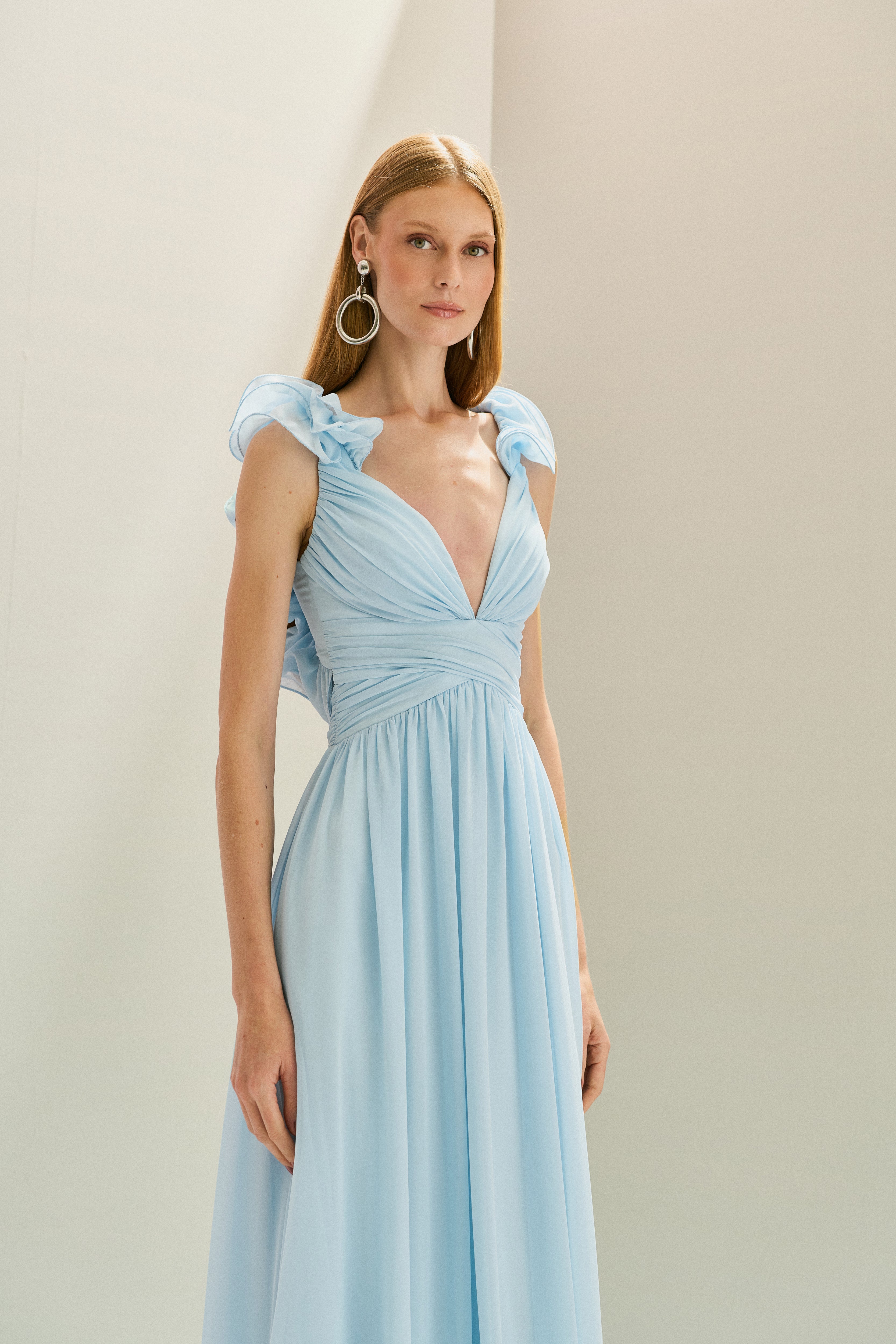 Vestido Longo em Chiffon com Decote V, Alças com Babados em Camadas, Costas Abertas com Amarração e Saia Fluida - Lara Azul Serenity