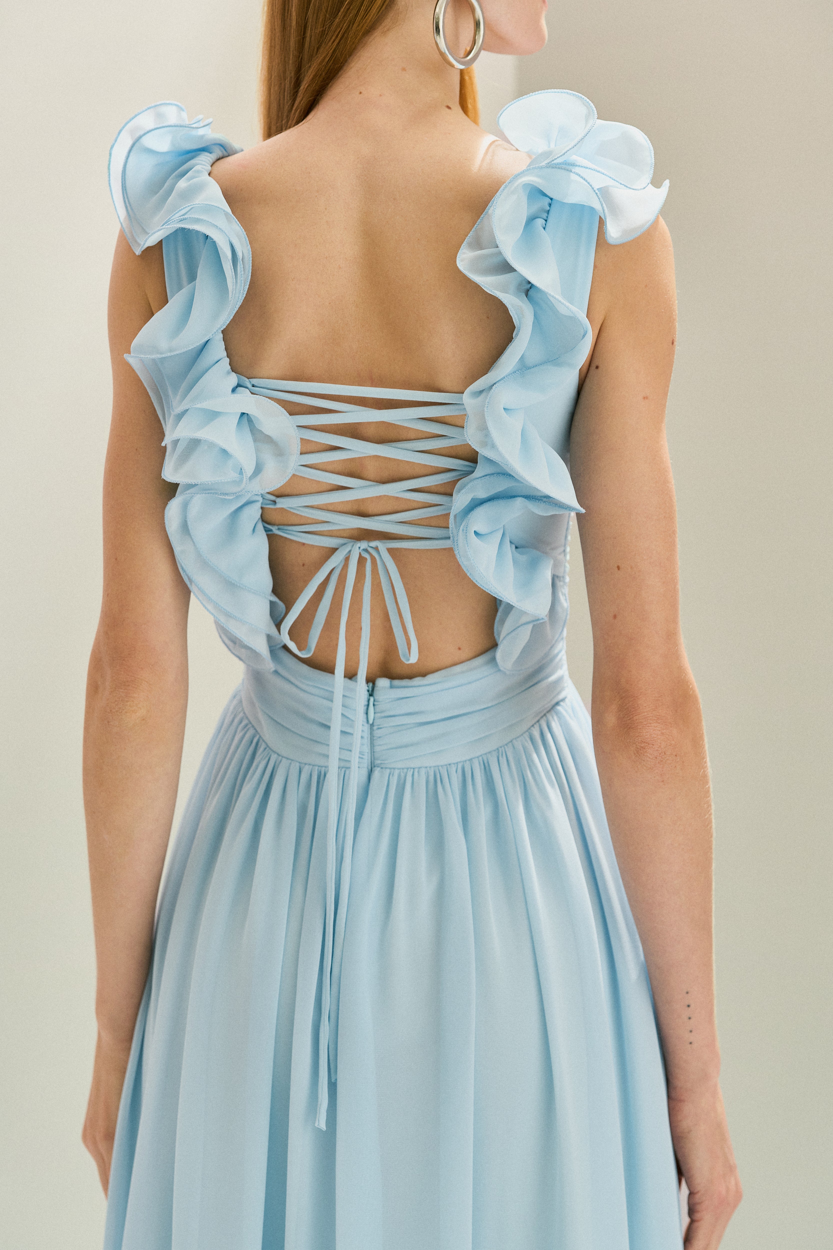 Vestido Longo em Chiffon com Decote V, Alças com Babados em Camadas, Costas Abertas com Amarração e Saia Fluida - Lara Azul Serenity