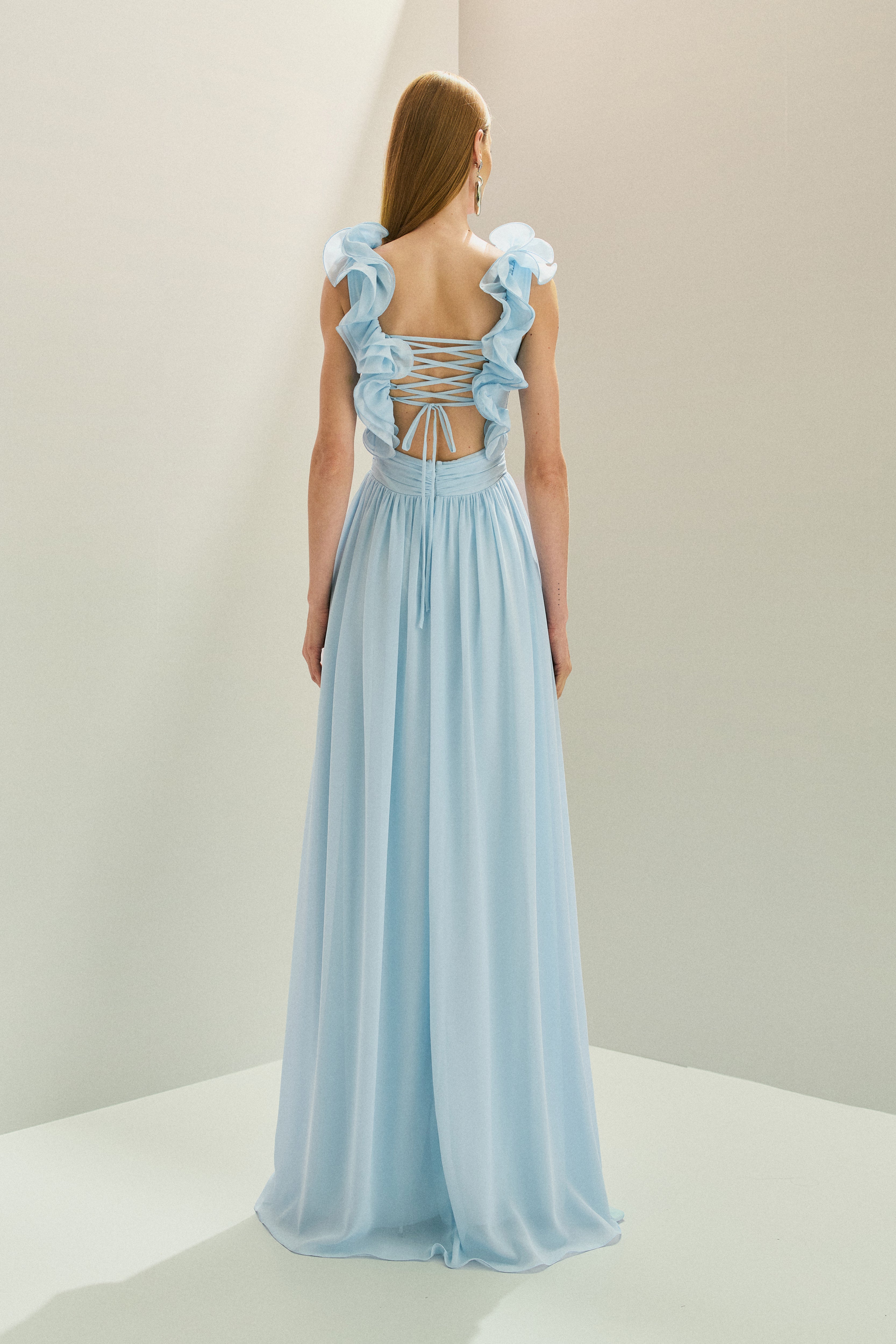 Vestido Longo em Chiffon com Decote V, Alças com Babados em Camadas, Costas Abertas com Amarração e Saia Fluida - Lara Azul Serenity