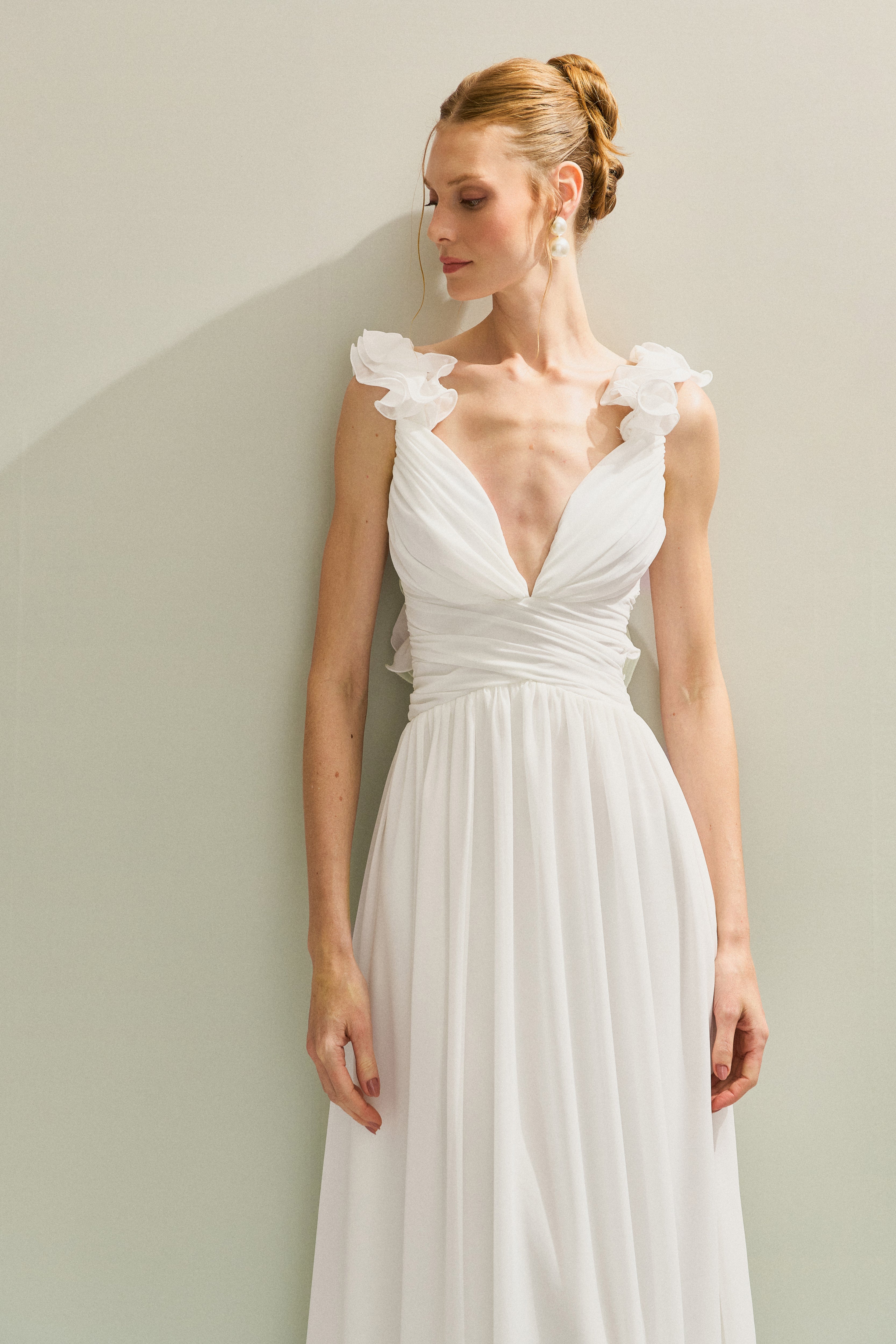 Vestido Longo em Chiffon com Decote V, Alças com Babados em Camadas, Costas Abertas com Amarração e Saia Fluida - Lara Off White