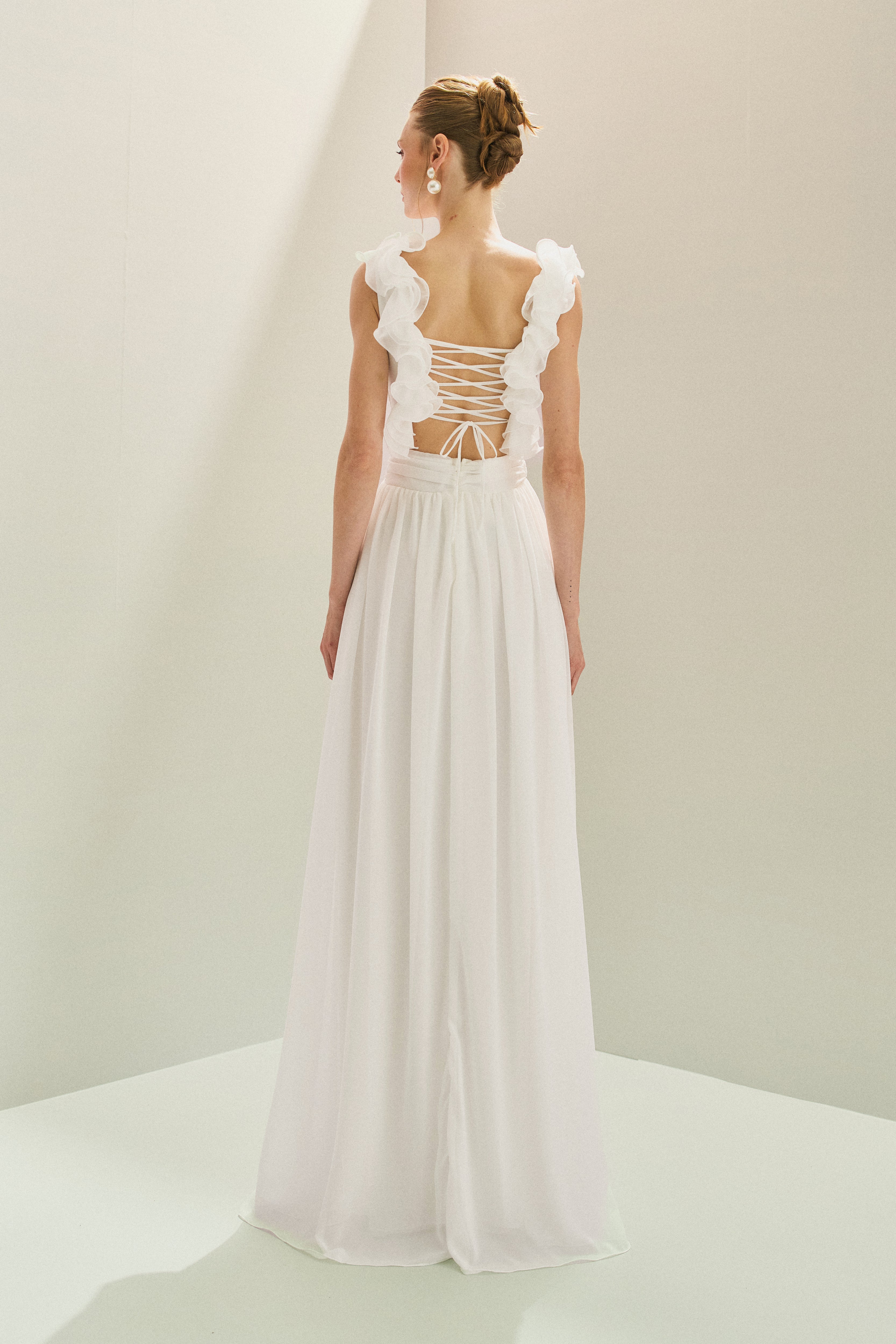 Vestido Longo em Chiffon com Decote V, Alças com Babados em Camadas, Costas Abertas com Amarração e Saia Fluida - Lara Off White