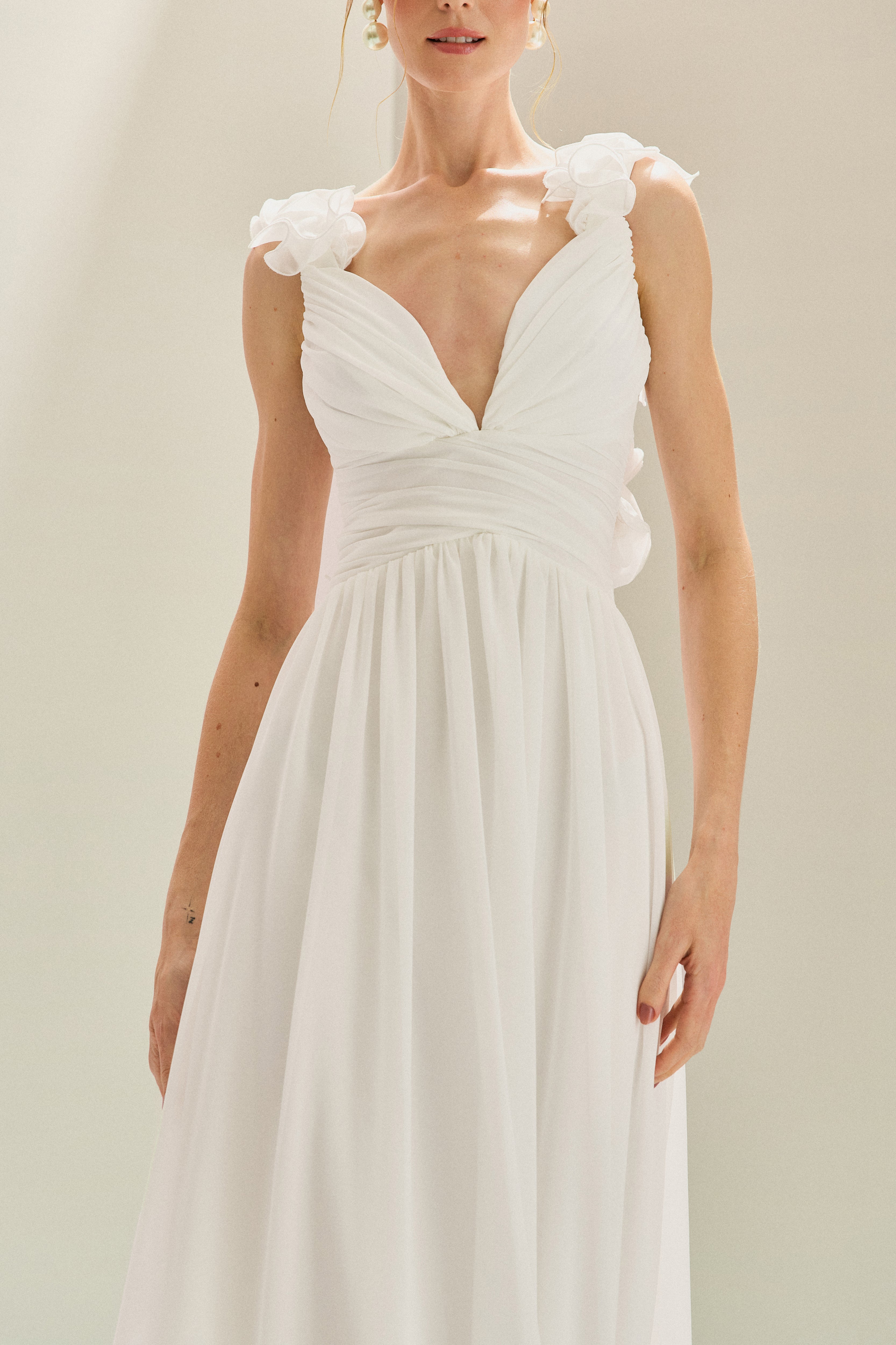 Vestido Longo em Chiffon com Decote V, Alças com Babados em Camadas, Costas Abertas com Amarração e Saia Fluida - Lara Off White