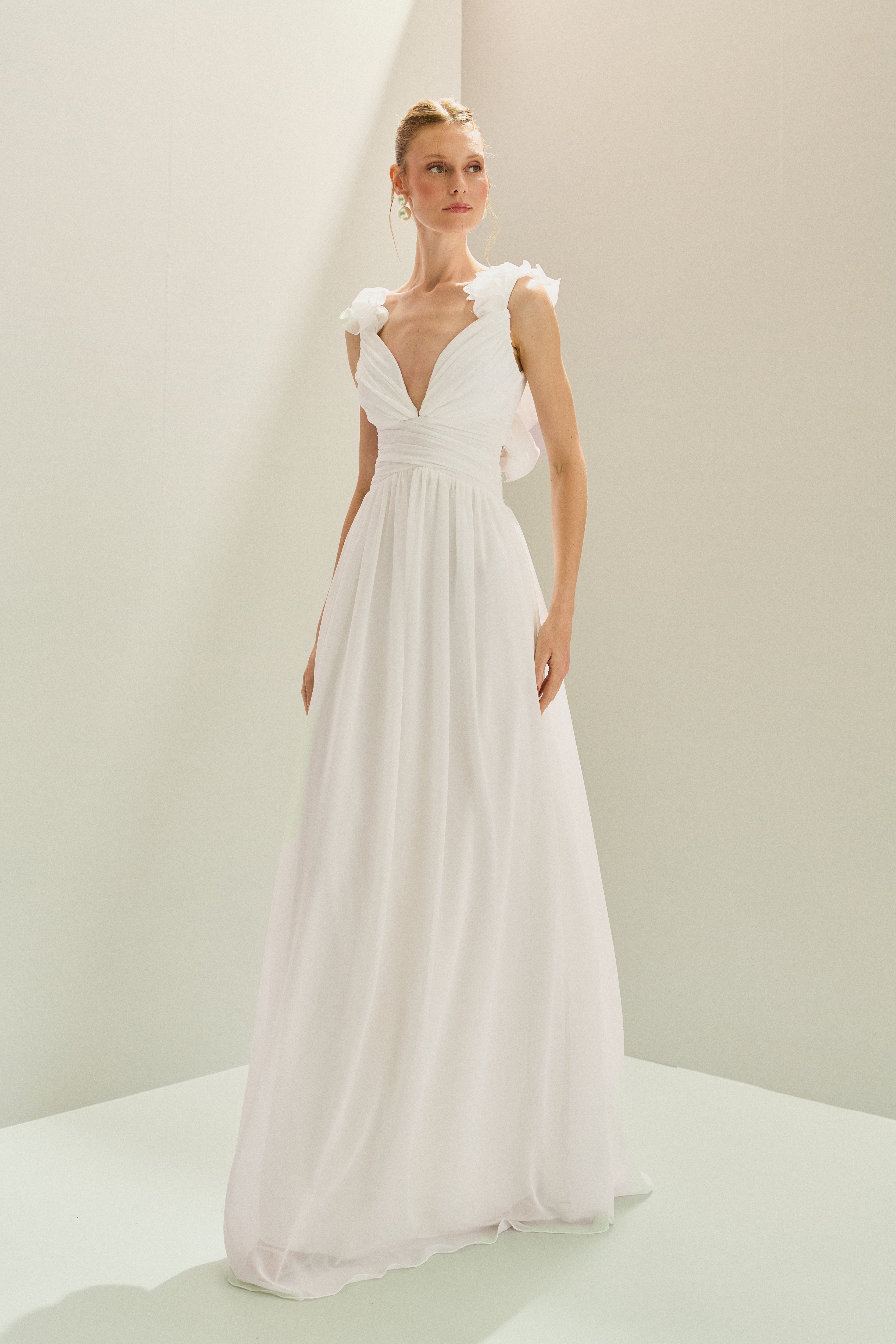 Vestido Longo em Chiffon com Decote V, Alças com Babados em Camadas, Costas Abertas com Amarração e Saia Fluida - Lara Off White