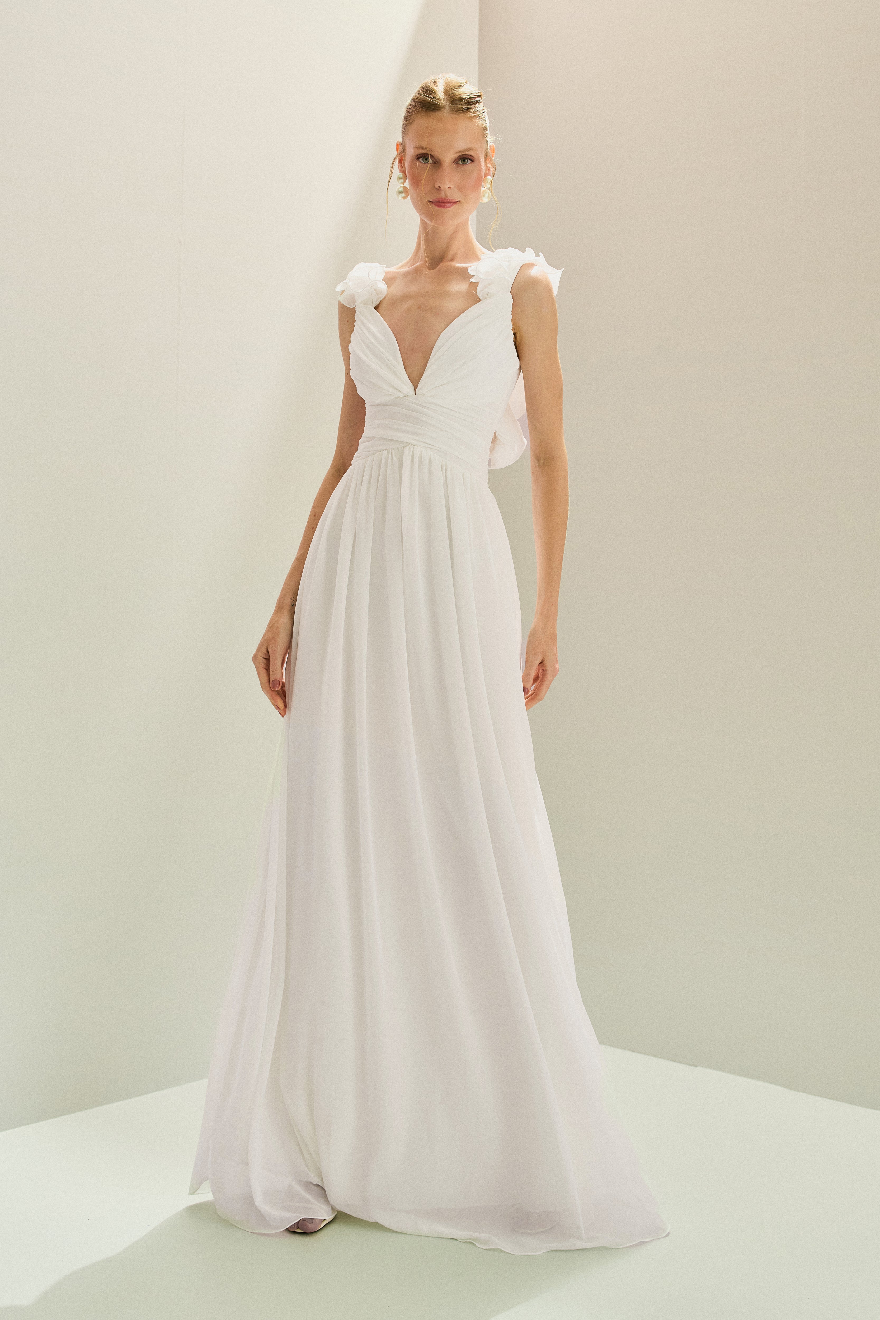 Vestido Longo em Chiffon com Decote V, Alças com Babados em Camadas, Costas Abertas com Amarração e Saia Fluida - Lara Off White