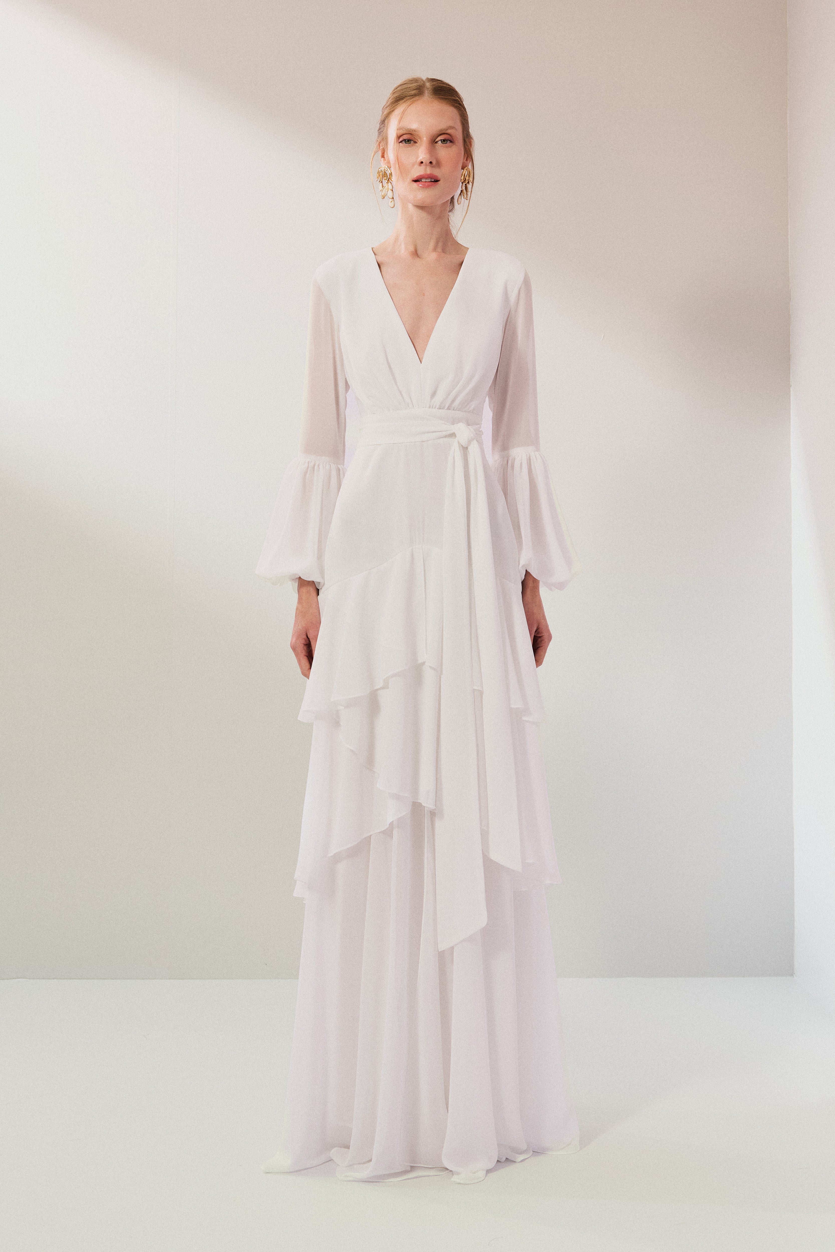 Vestido Longo em Chiffon com Decote V, Mangas Longas Bufantes e Saia com Babados Assimétricos - Lyon Off White