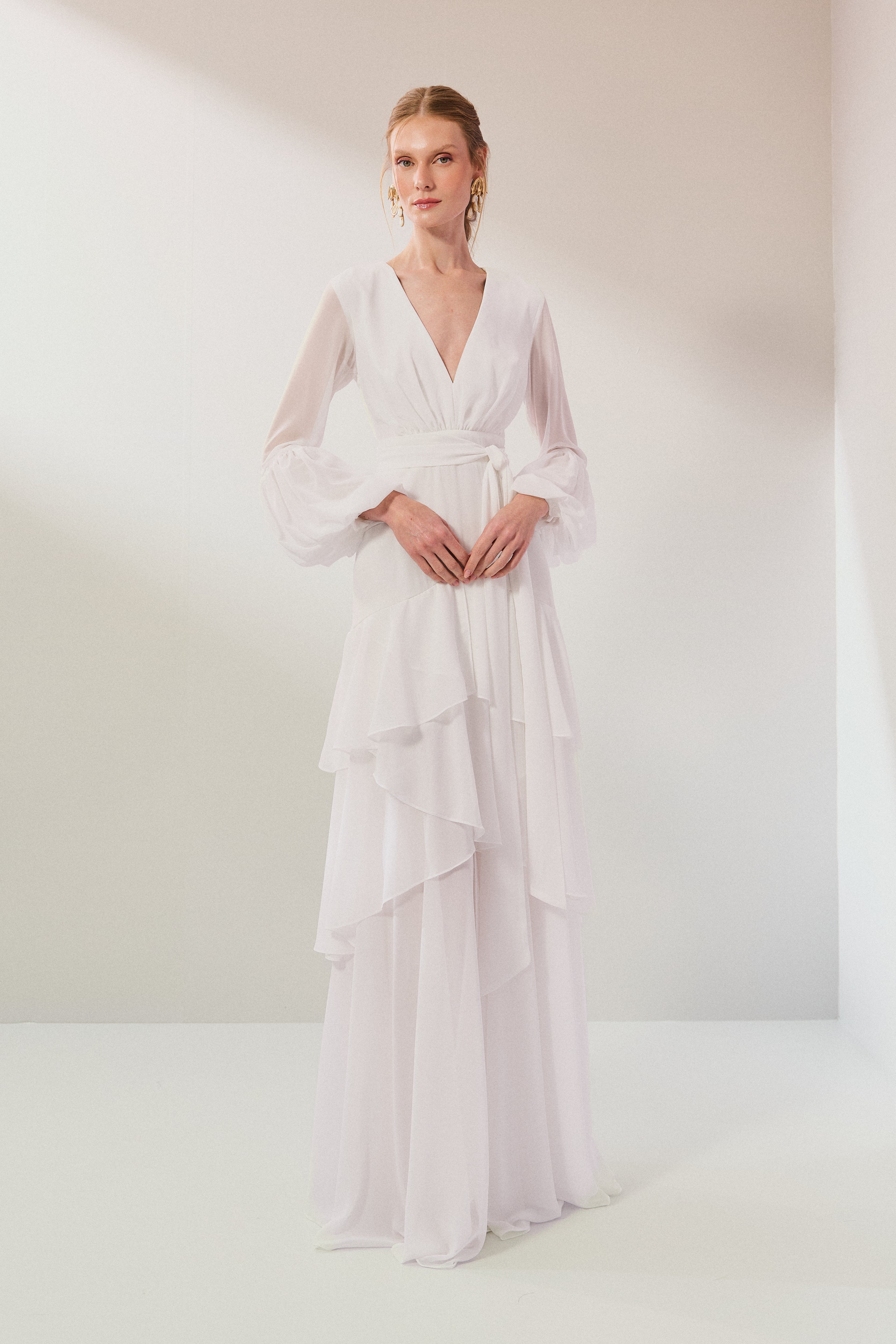 Vestido Longo em Chiffon com Decote V, Mangas Longas Bufantes e Saia com Babados Assimétricos - Lyon Off White